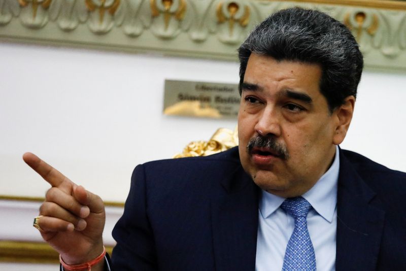 Venezuelas Diktator Nicolas Maduro gestikuliert, als er sich mit Kolumbiens Außenminister Alvaro Leyva am 4. Oktober 2022 im Miraflores-Palast in Caracas, Venezuela, trifft. REUTERS/Leonardo Fernandez Viloria