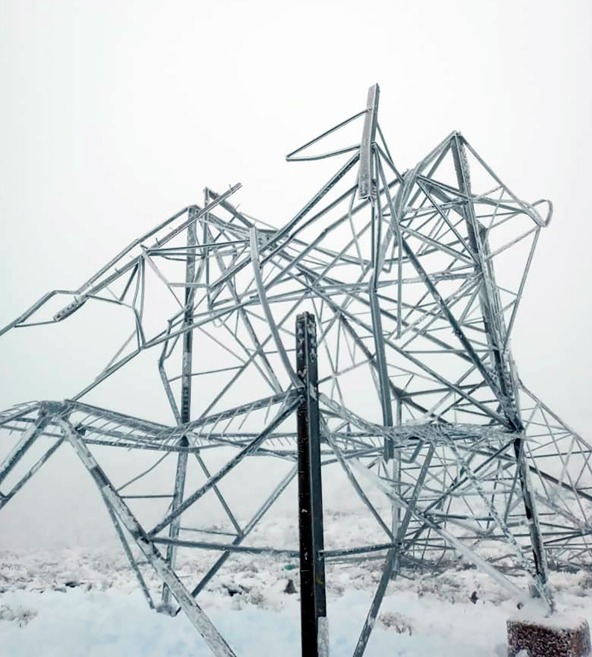 Qué es el “efecto galloping” provocado por nevadas y fuertes vientos que  derribó 55 torres de energía en Chubut - Infobae