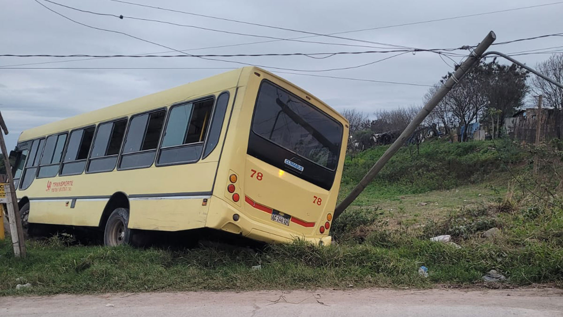 Ataque salvaje en Tucumán: un delincuente se hizo pasar por un pasajero, apuñaló al chofer de un colectivo y provocó un choque