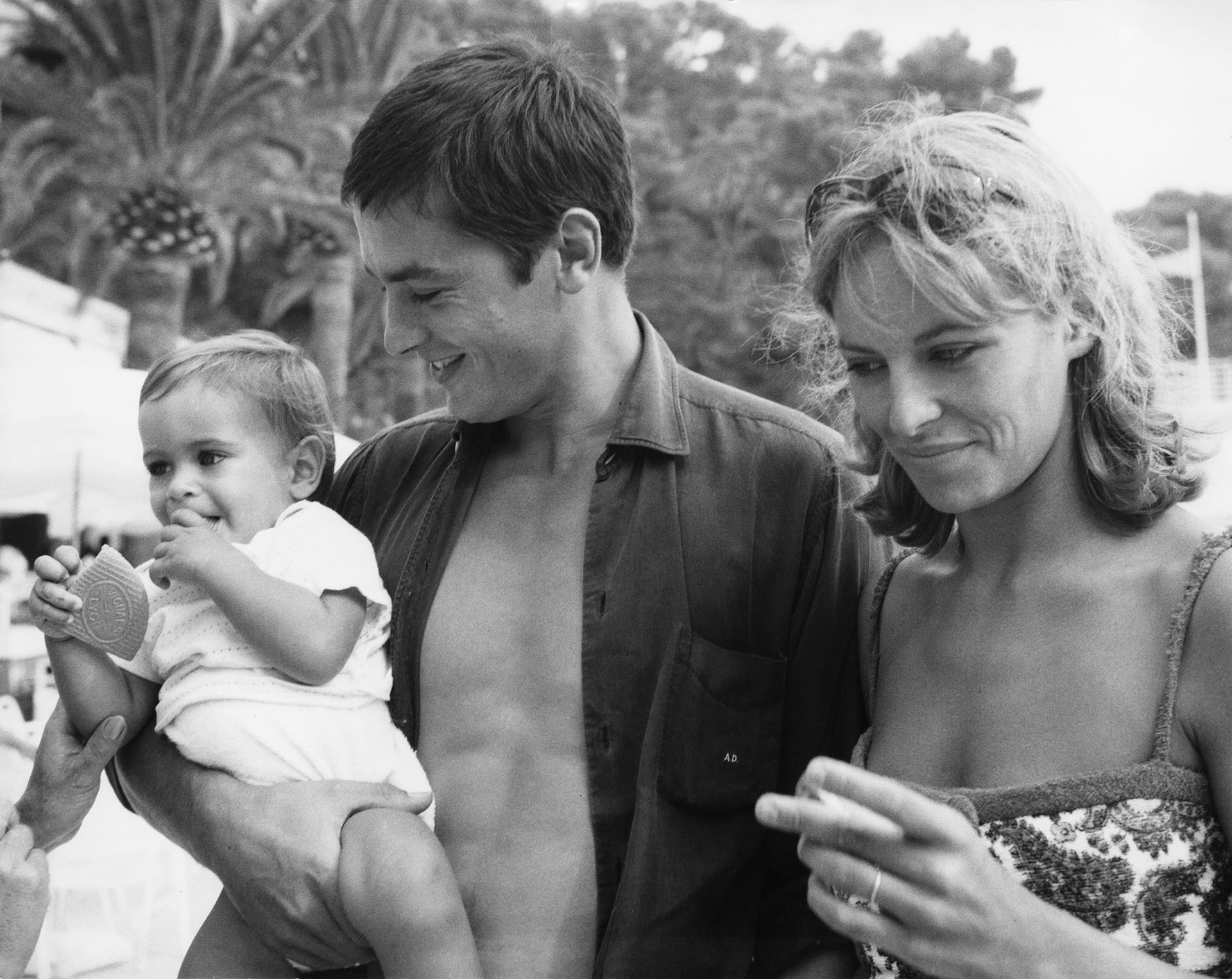 Alain Delon junto a Nathalie y su hijo Anthony en Monte Carlo, en agosto de 1965 (Getty Images)