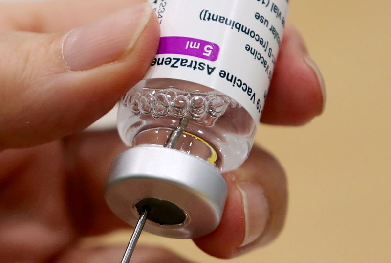 Un trabajador médico prepara una dosis de la vacuna para el COVID-19 de Oxford/AstraZeneca en un centro de vacunación en Amberes, Bélgica (Foto: Reuters)