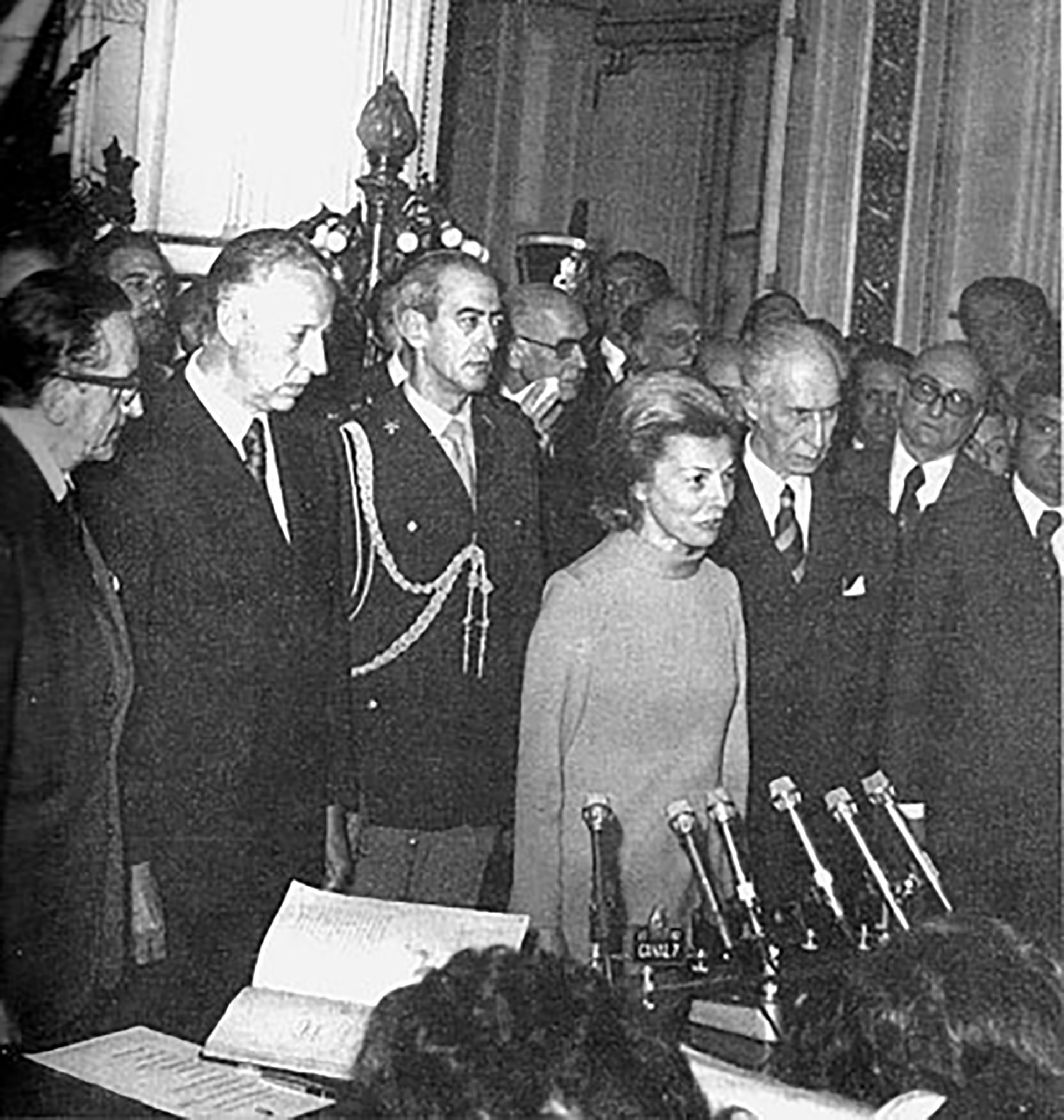 En septiembre de 1975, luego de la crisis militar la señora de Perón se tomó una licencia en Ascochinga, Córdoba, y el senador Ítalo Luder la reemplazó. Su retorno al poder en octubre marcó el comienzo de la conspiración y en marzo del año siguiente fue derrocada.