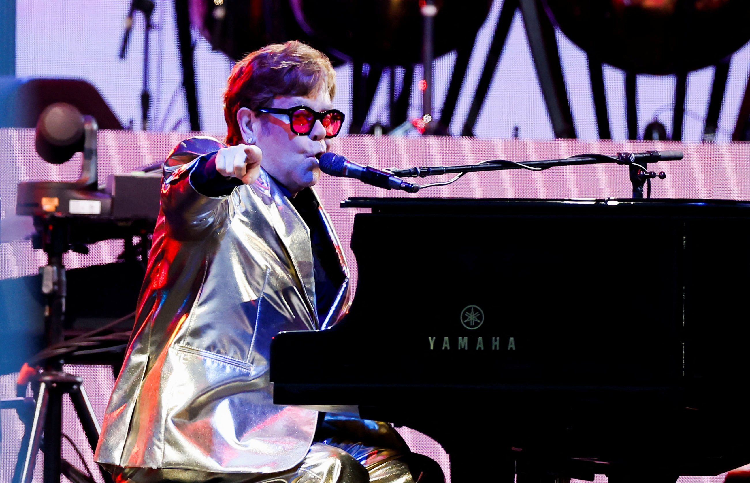 Elton John se presentó en Glastonbury con un saco dorado y gafas con cristales rosados
REUTERS/Jason Cairnduff