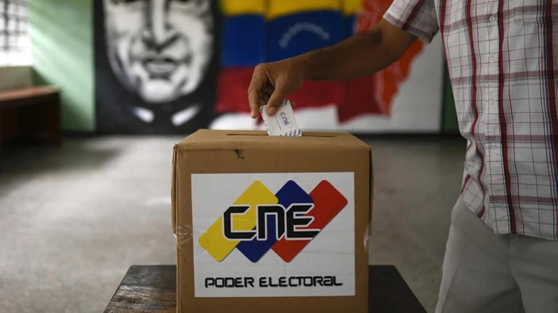 Una persona deposita su voto en Venezuela
