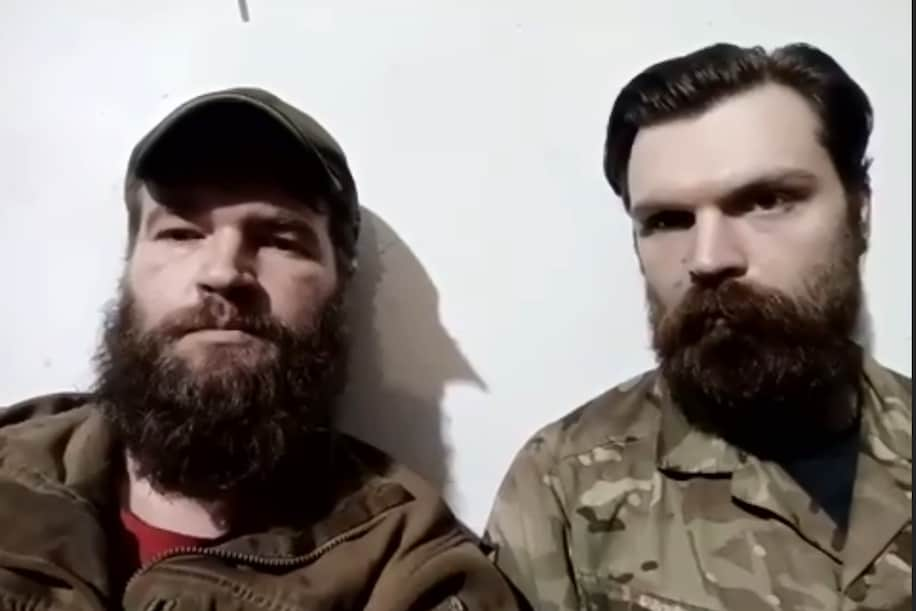 Svyatoslav Palamar, a la izquierda, subcomandante del Regimiento de Azov, y el teniente de Azov, Illia Samoilenko, dan una conferencia de prensa sobre Zoom desde la planta siderúrgica de Azovstal en Mariupol. (Annabelle Timsit/The Washington Post)