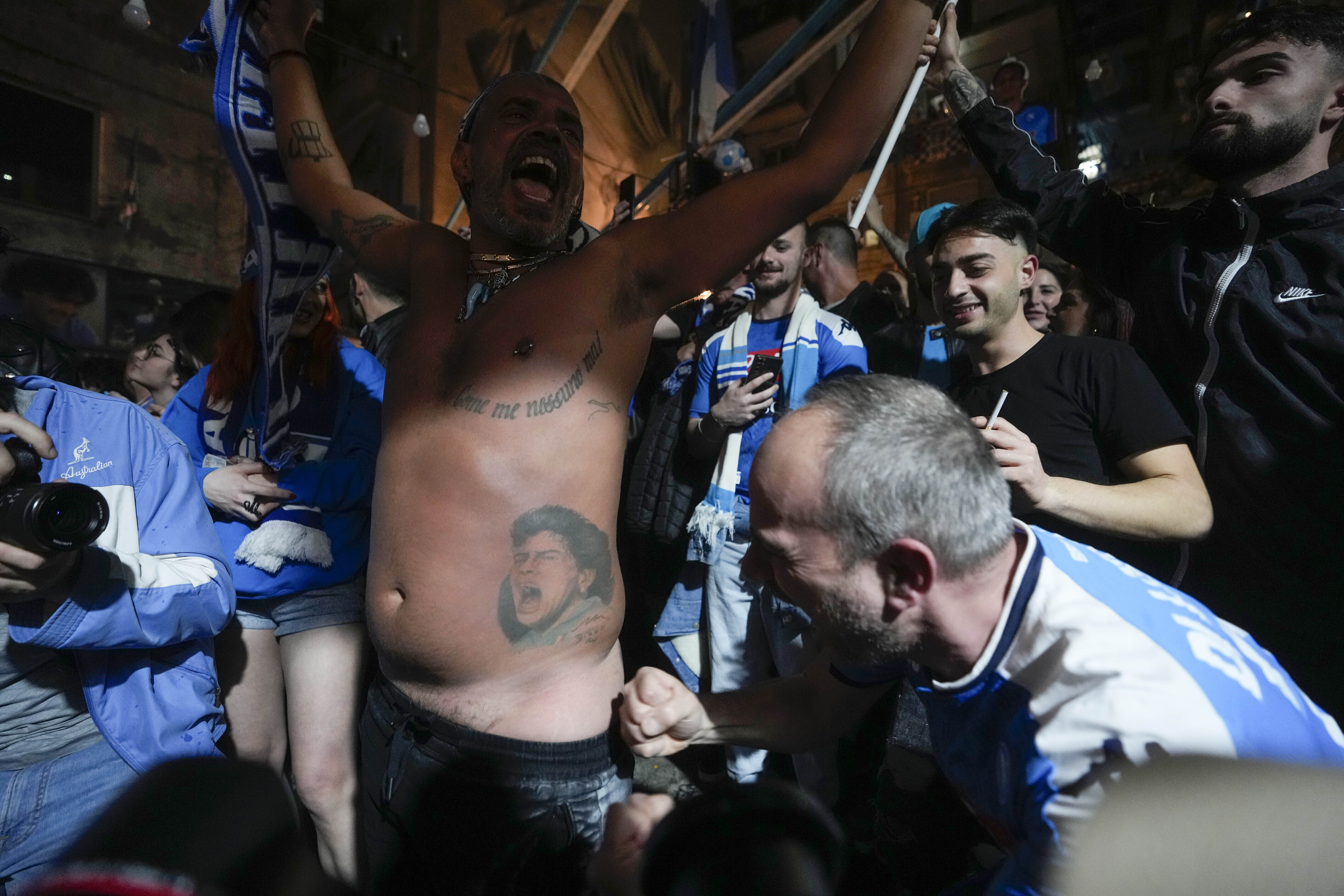 Un tatuaje de Pelusa en el cuerpo de un fanático en medio de los festejos por el gol de Victor Osimhen que le dio el título al Napoli (AP Foto/Andrew Medichini)