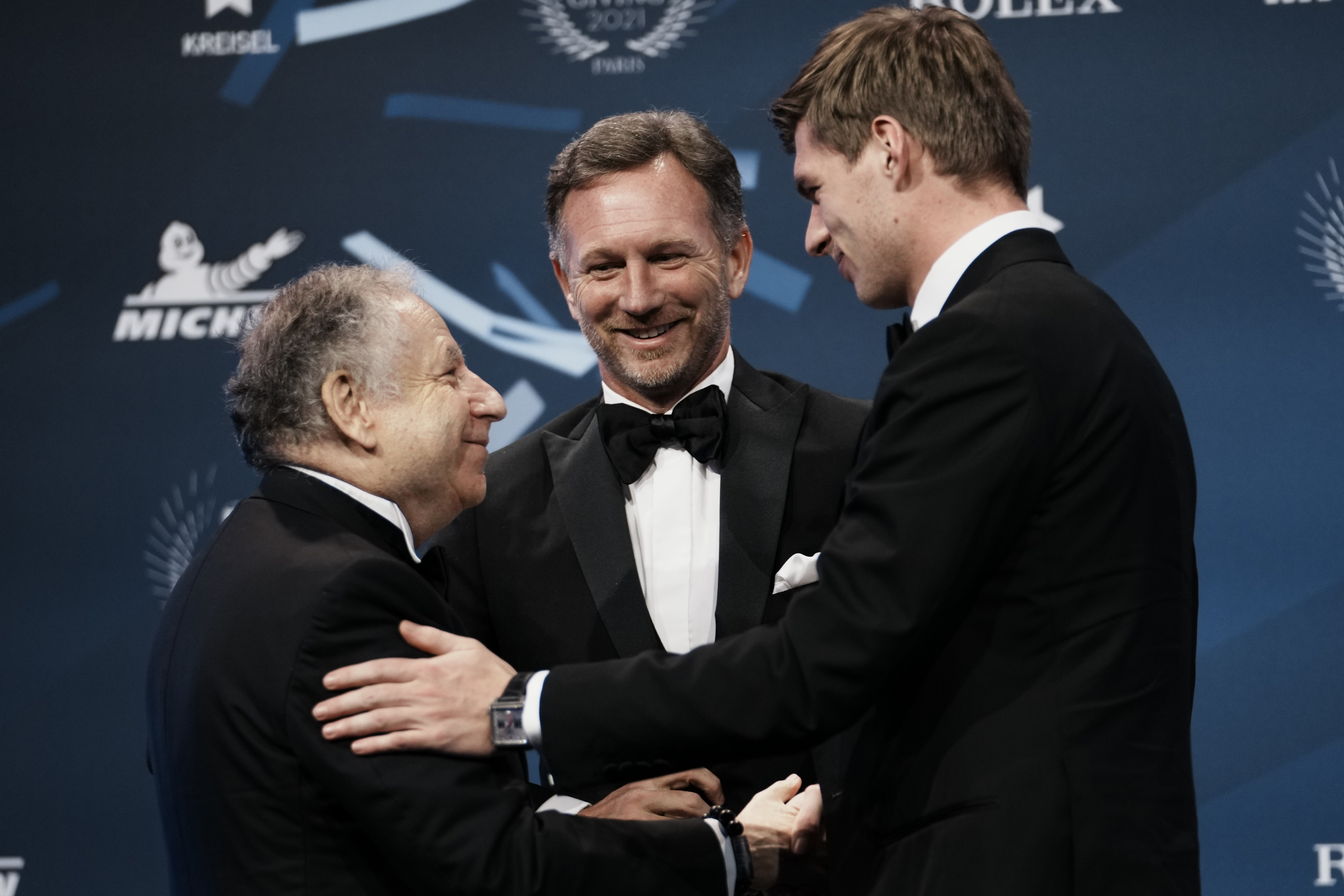 Jean Todt en la última gala de la FIA, cuando aún era presidente, entregándole el premio de campeón de F1 a Max Verstappen al que elogió por su carácter. Junto a ellos, el jefe de Red Bull, Christian Horner (AP Photo/Thibault Camus)