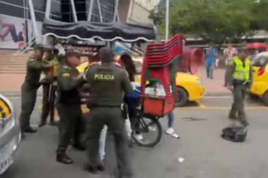 Policía de Cúcuta se disculpó con vendedora ambulante a quien uniformados le tumbaron el carro de comida rápida