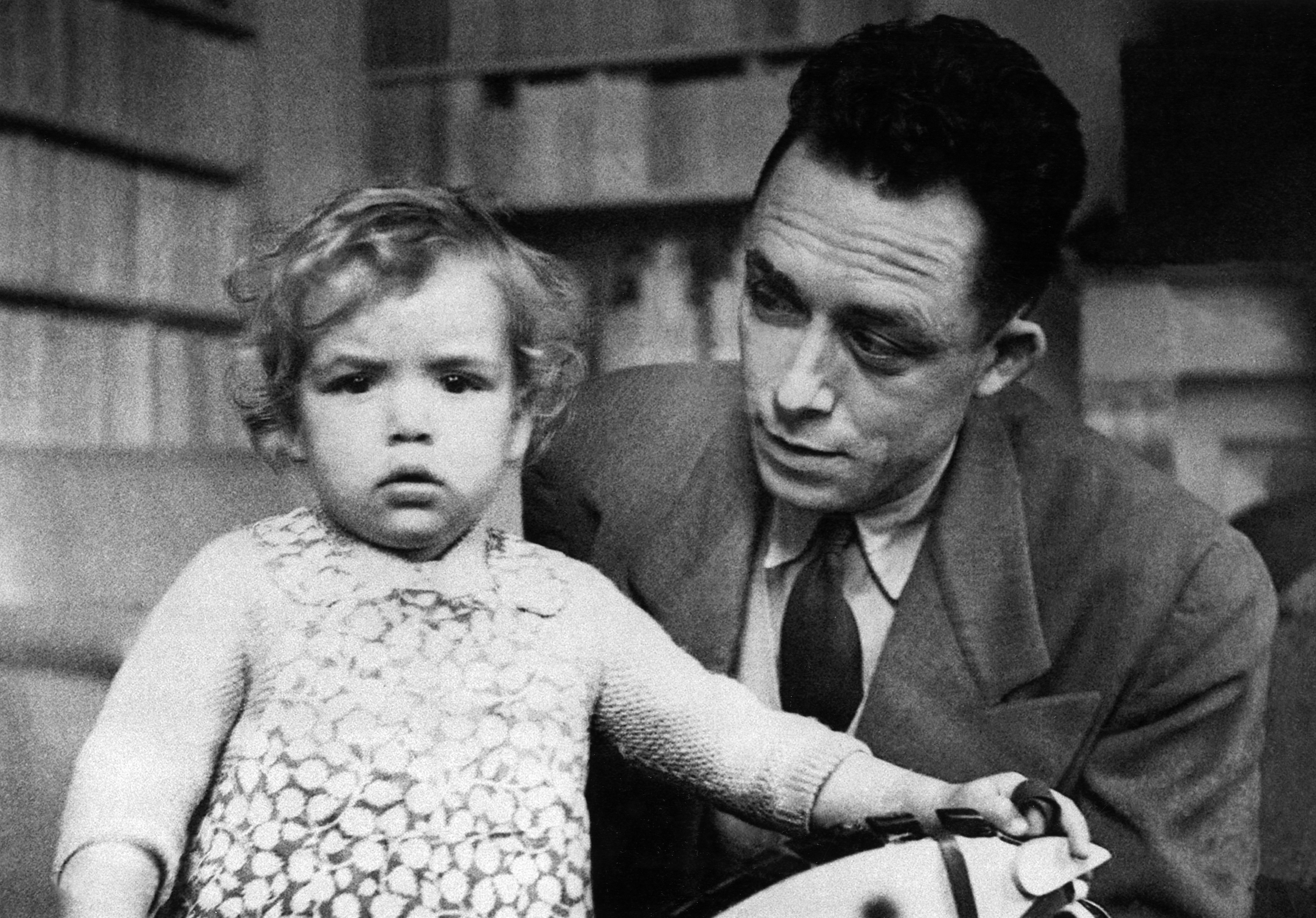 París, c. 1948.- El novelista, ensayista y dramaturgo francés, Albert Camus, con su hija Catherine en su domicilio parisino. EFE/SIPA PRESS/Alastair Miller/nr/Archivo
