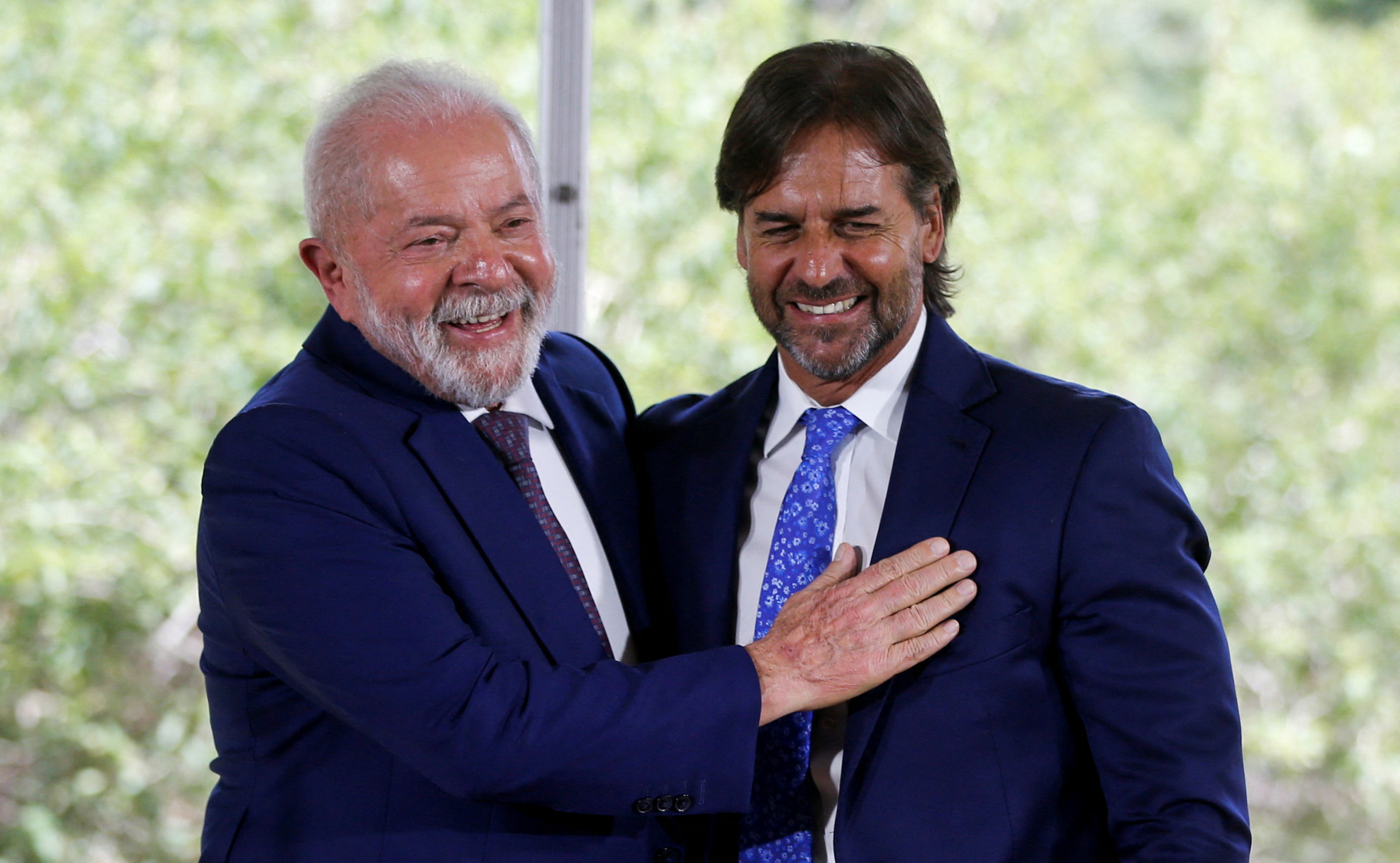 El presidente de Uruguay, Luis Lacalle Pou, y el presidente de Brasil, Luiz Inácio Lula da Silva, posan después de una conferencia de prensa en Montevideo, Uruguay, el 25 de enero. REUTERS/Mariana Greif