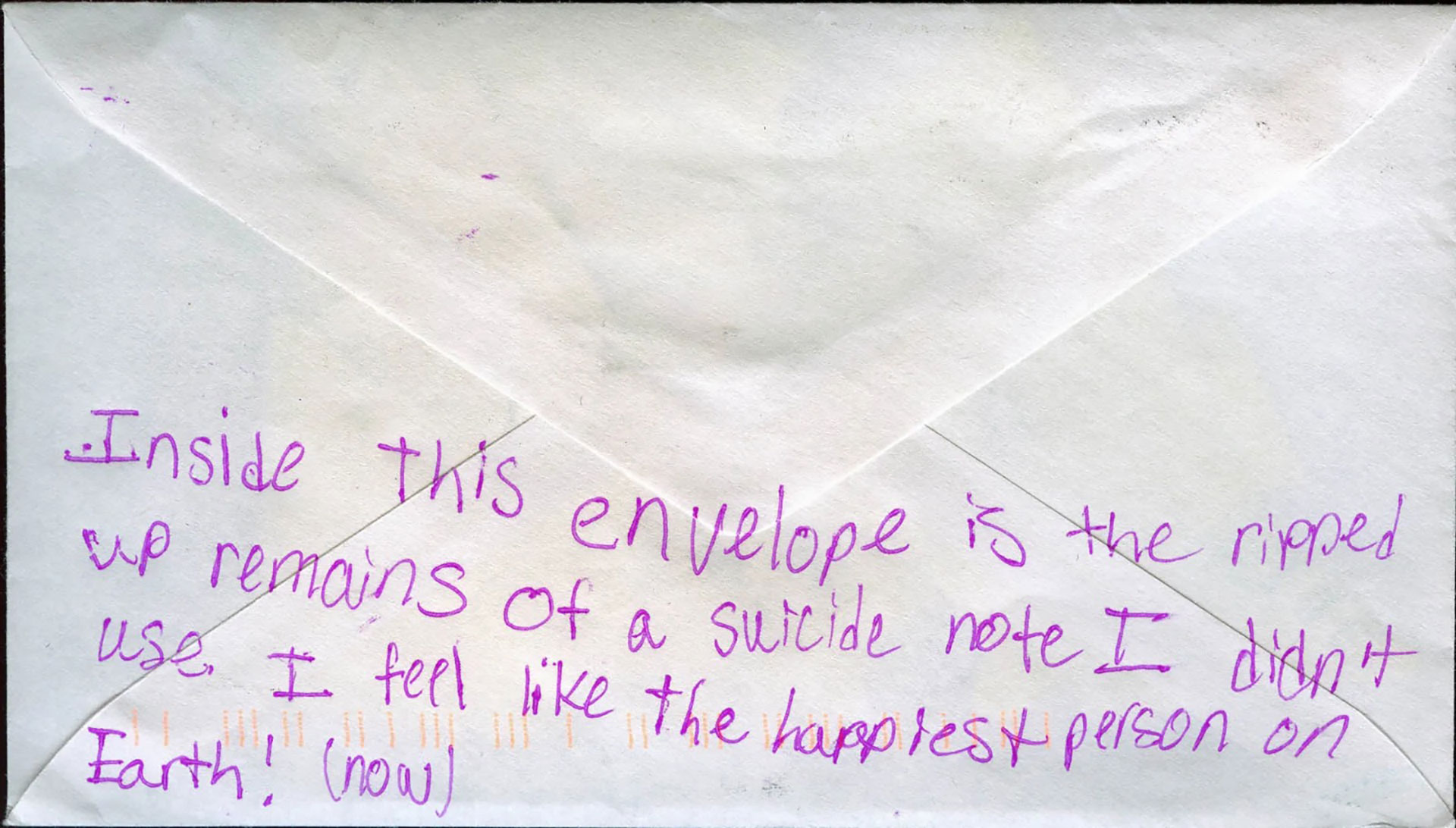Warren y la comunidad de usuarios de PostSecret reúnen fondos para la prevención del suicidio, entre otras iniciativas. En la postal de la foto, una persona expresó que había escrito una carta de despedida que finalmente no usó ya que se siente "como la persona más feliz del mundo ahora"