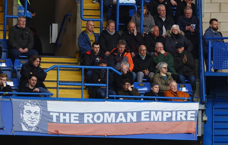 Foto del domingo de un cartel referido a Roman Abramovich en el partido entre Chelsea y Newcastle United en Stamford Bridge 
Mar 13, 2022 

REUTERS/David Klein