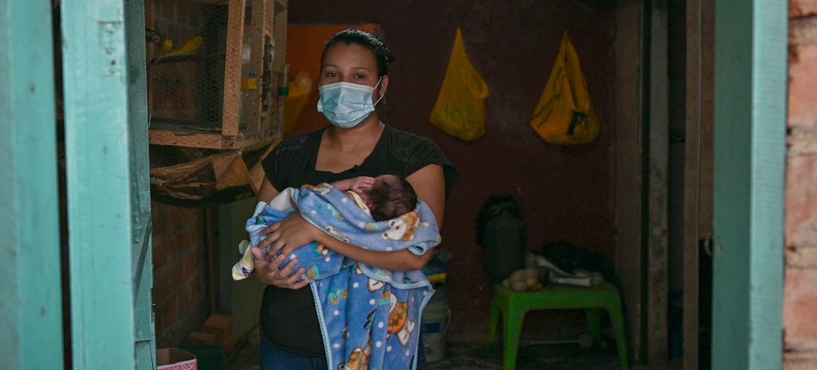 Una mujer indígena con su hijo en Nariño (Colombia). En América Latina, los pueblos indígenas se encuentran entre la población más pobre. (Foto: ONU)
