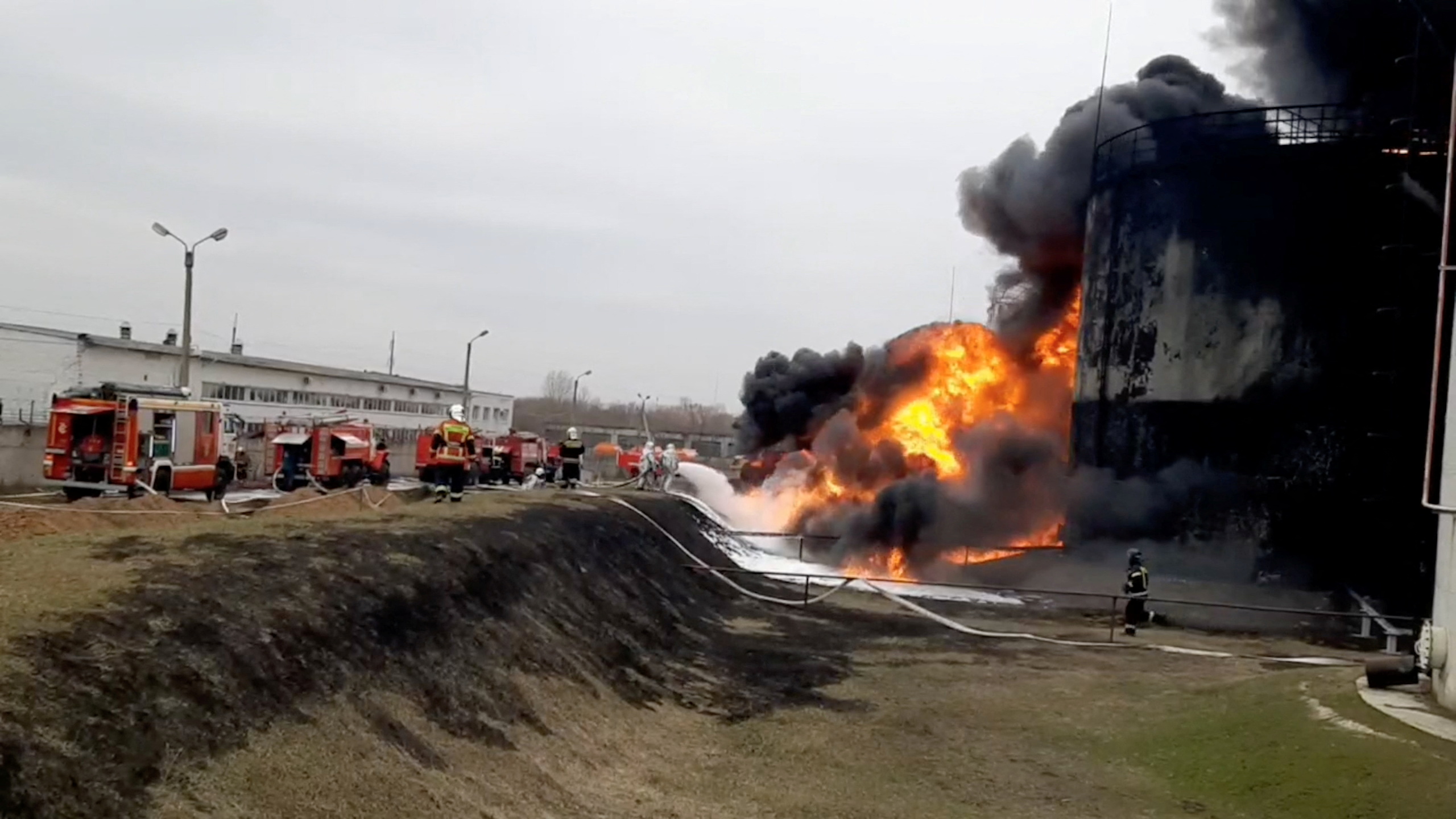 Una imagen tomada de una grabación de vídeo muestra a miembros del Ministerio de Emergencias ruso extinguiendo un incendio en un depósito de combustible en la ciudad de Belgorod, Rusia 1 de abril de 2022. Ministerio de Emergencias de Rusia/Handout via REUTERS