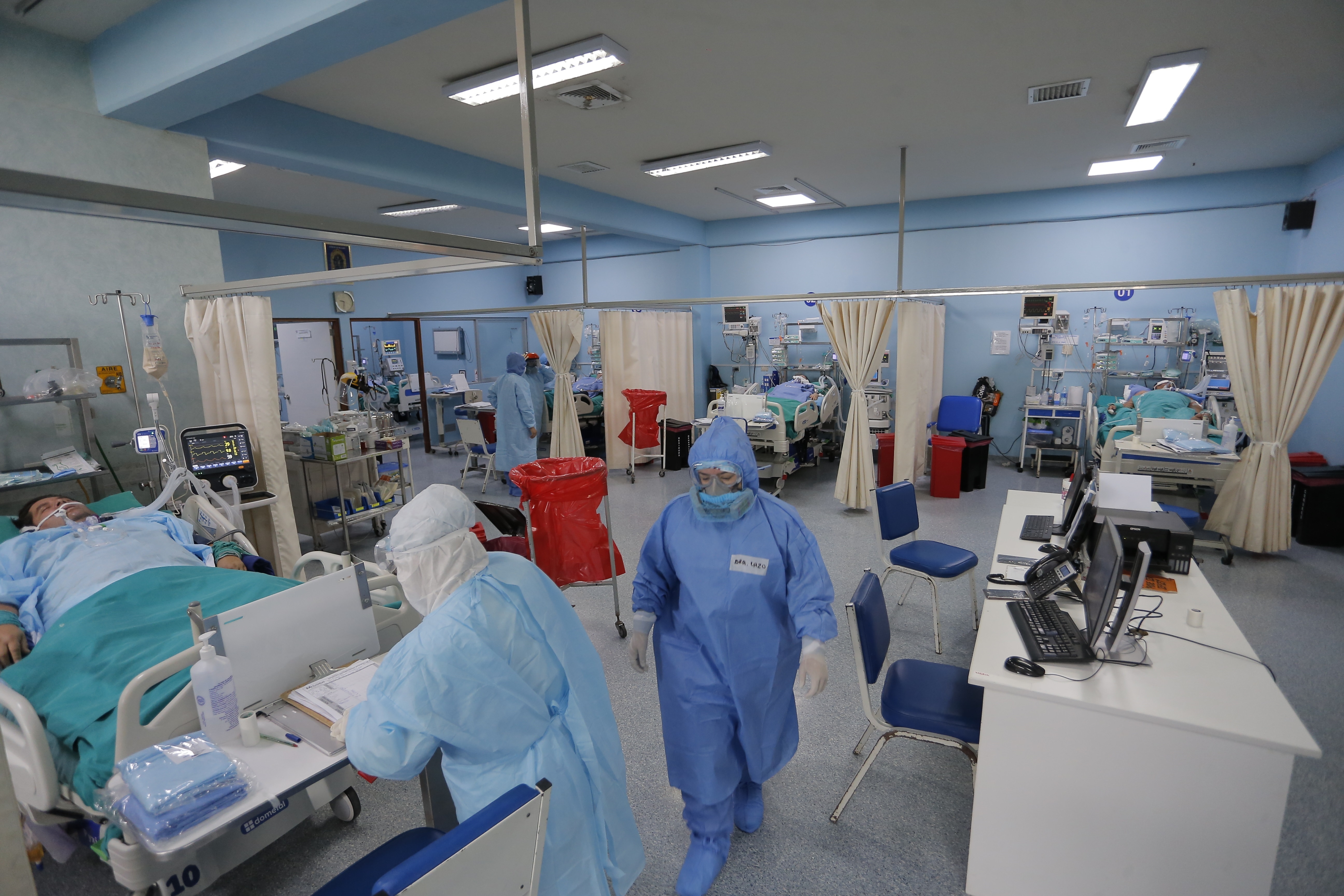 Fotografía de archivo de trabajadores de la salud tratando pacientes con covid-19 dentro de la Unidad de Cuidados Intensivos del Hospital Alberto Sabogal, el 15 de enero de 2021, en el Callao (Perú). EFE/Luis Ángel González
