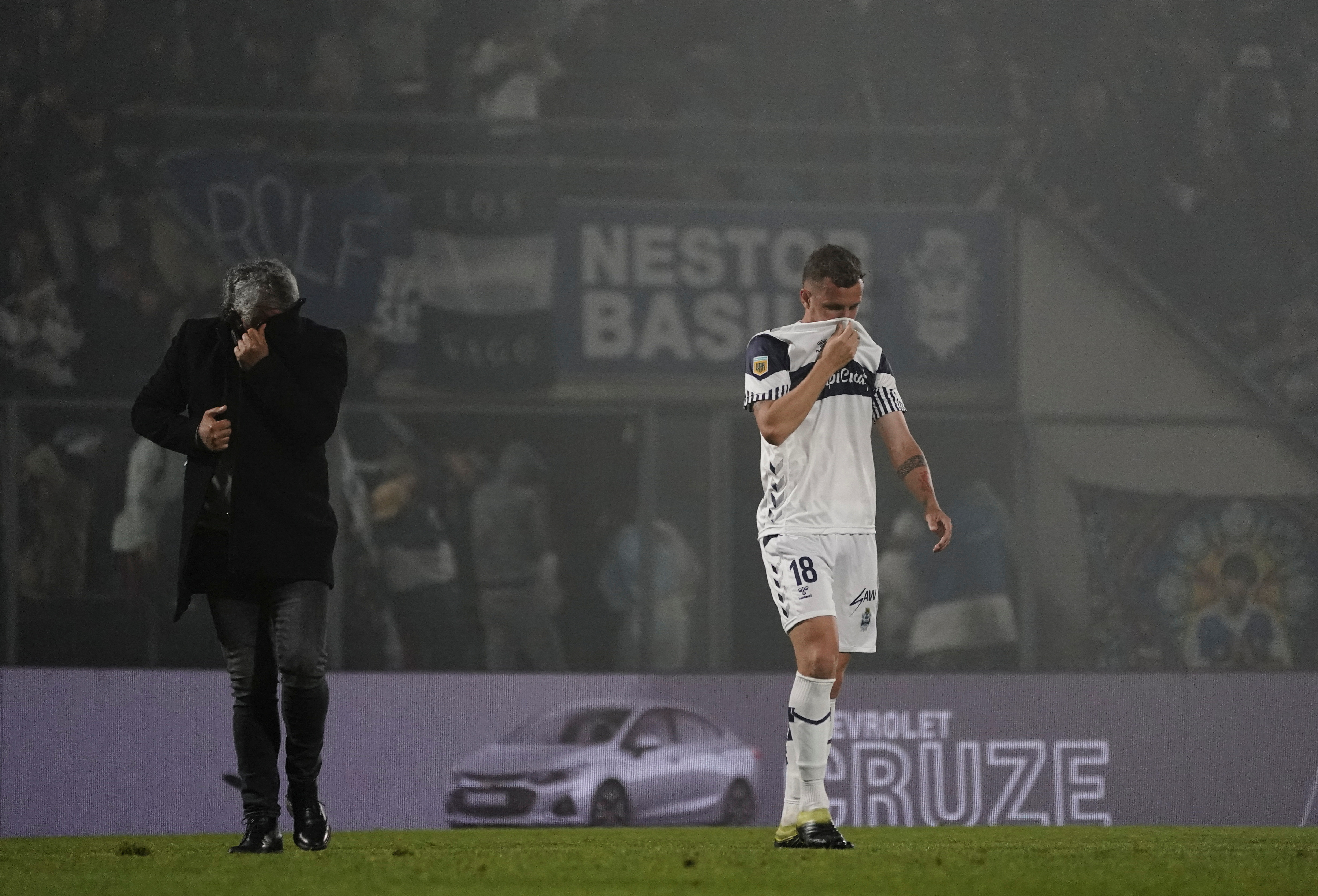El técnico y futbolistas de Gimnasia afectados por los gases en el inicio de los graves incidentes (Foto: Reuters)