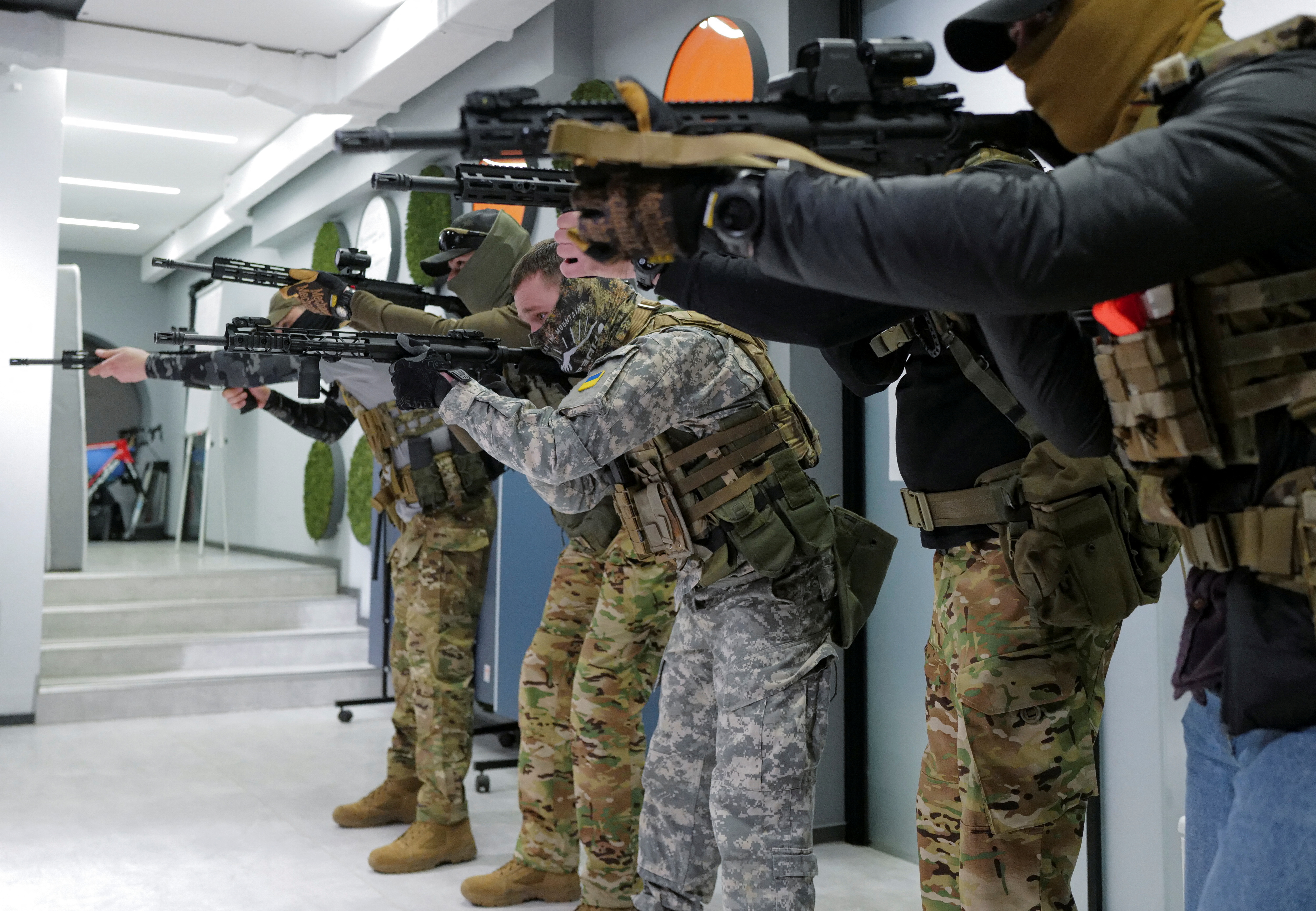 Imagen de un entrenamiento con armas en Lviv, Ucrania, el 23 de marzo de 2022 (REUTERS/Zohra Bensemra)