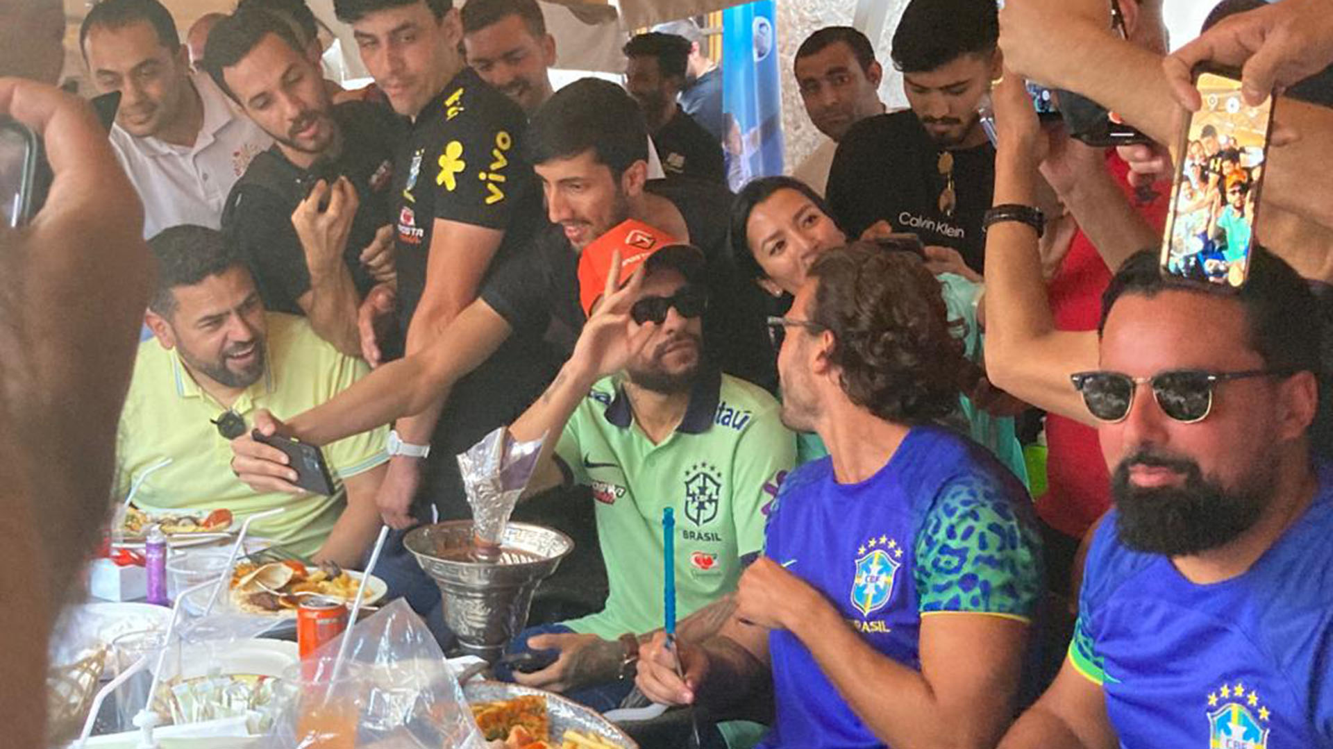 El falso Neymar se sentó a tomar algo y fumar narguile con sus compatriotas brasileños