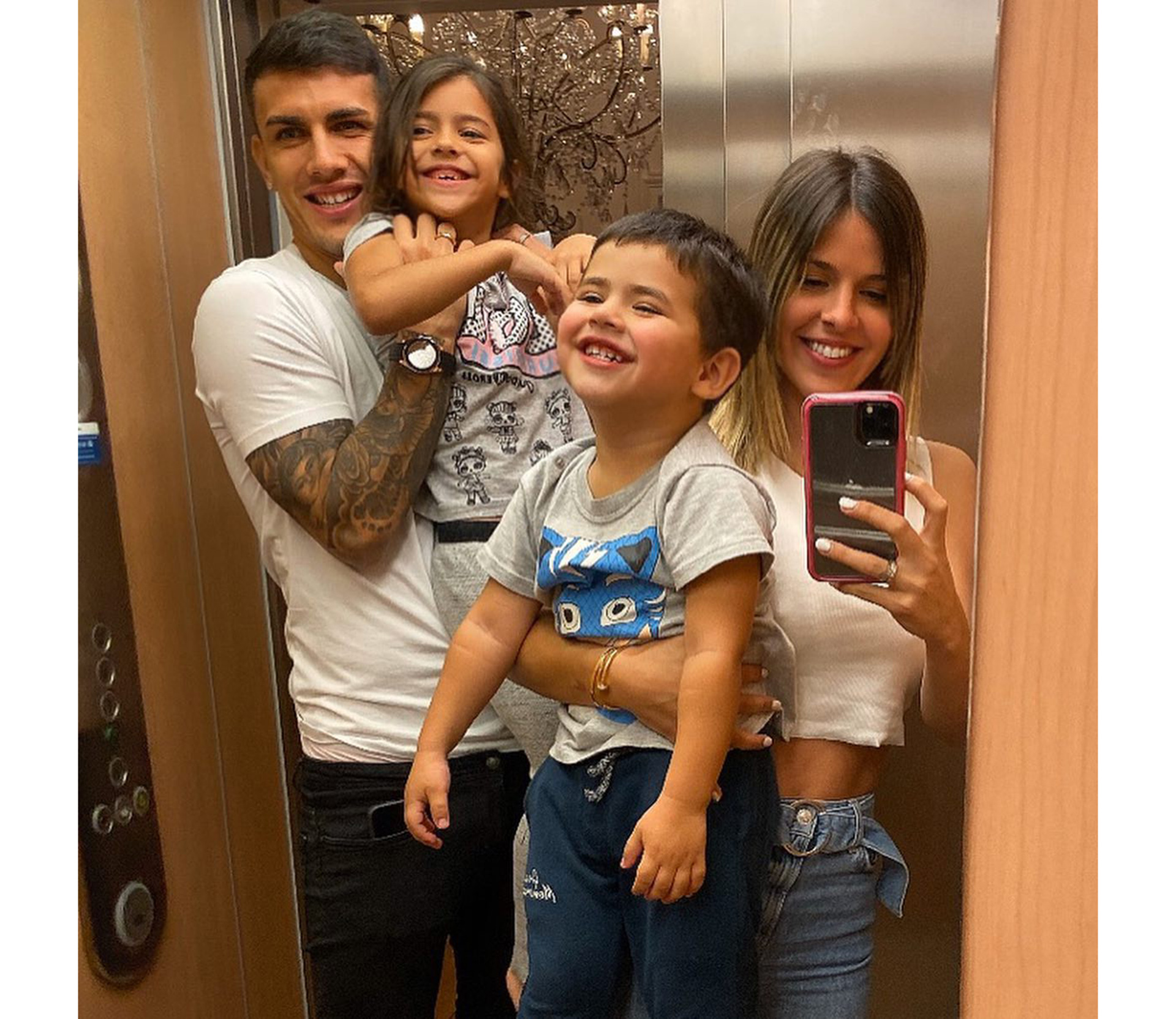 La familia unidad: Leandro, Camila, Victoria y Giovanni (@ccamilagalantee)