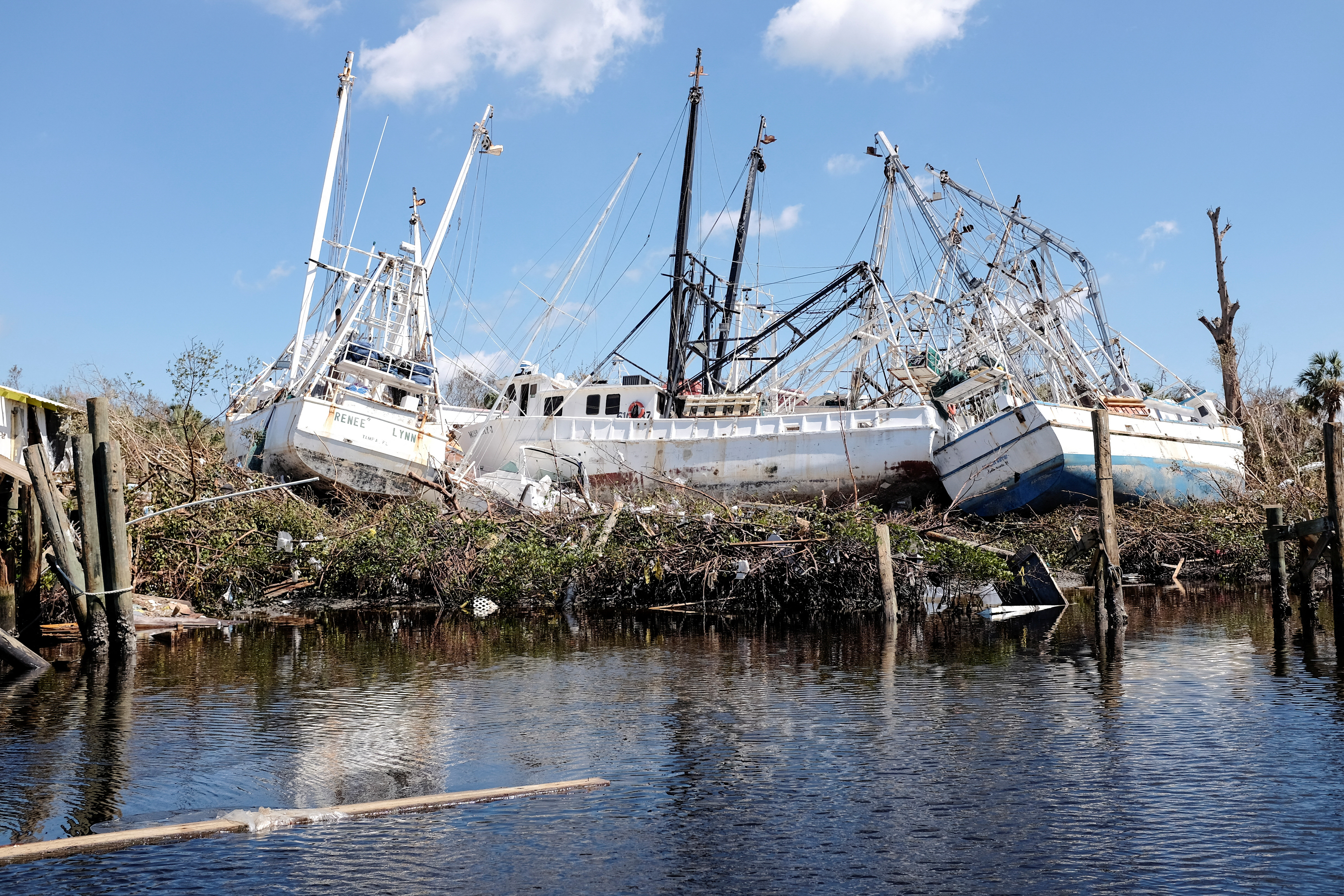 Se ven barcos camaroneros varados en el paso de Matanzas después de que el huracán Ian causara una destrucción generalizada en Fort Myers Beach, Florida