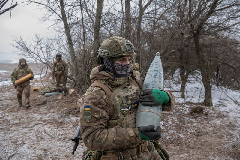Miembros de la 3ª Brigada de Asalto Separada (Unidad Azov) de las Fuerzas Armadas de Ucrania se preparan para disparar el obús de 152 mm 2A65 Msta-B, en medio del ataque de Rusia a Ucrania, cerca de Bahmut, en la región de Donetsk, Ucrania, el 6 de febrero, 2023. REUTERS/Marko Djurica