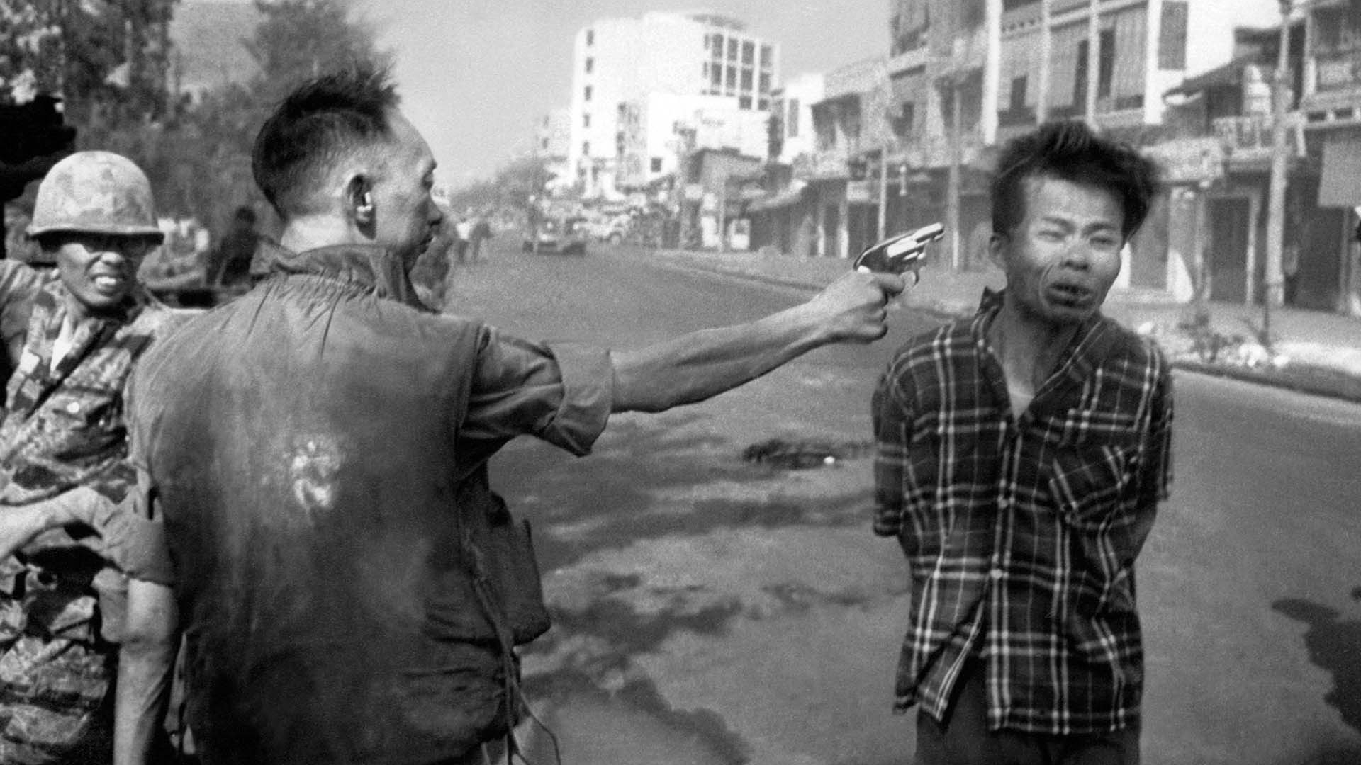 El jefe de la Policía Nacional, Nguyen Ngoc Loan, ejecuta al guerrillero del vietcong Nguyen Van Lem en las calles de Saigón, el 1 de febrero de 1968. La foto de Eddie Adams dio la vuelta al mundo (AP Photo/Eddie Adams)
