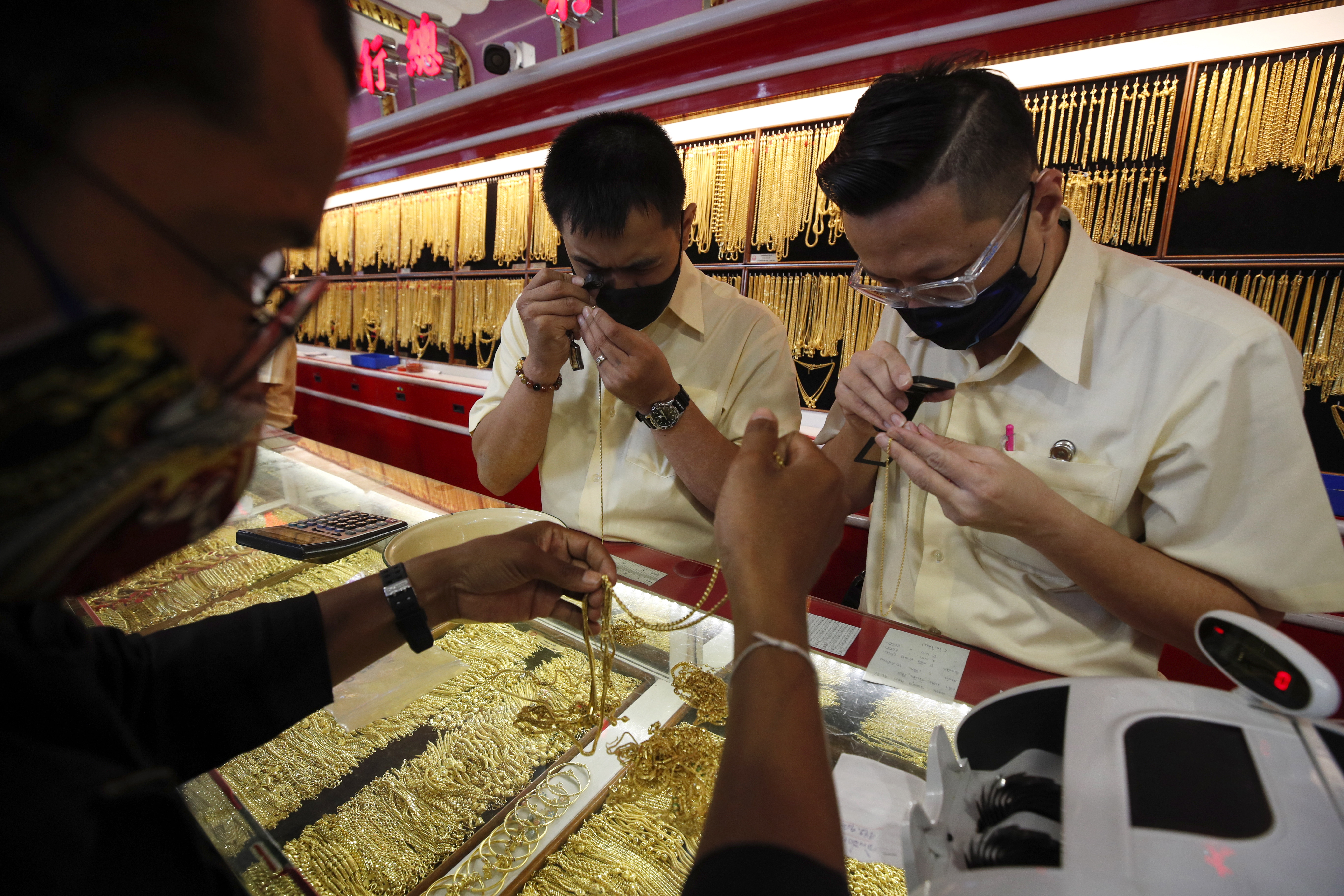 Tasadores de oro en una tienda de Bangkok. EFE/EPA/RUNGROJ YONGRIT
