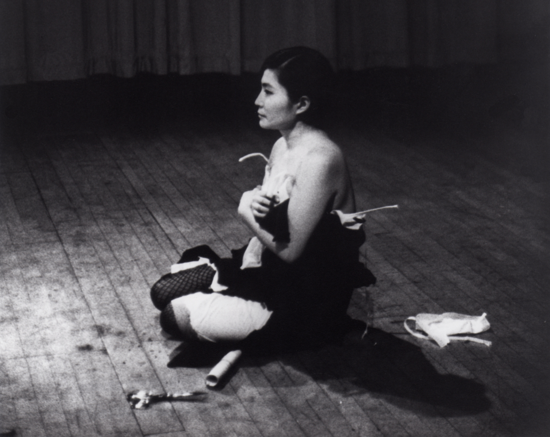 Yoko Ono en "Cut Piece", 1964, registro de la performance realizada en Carnegie Recital Hall, New York (Foto: Minoru Niizuma)