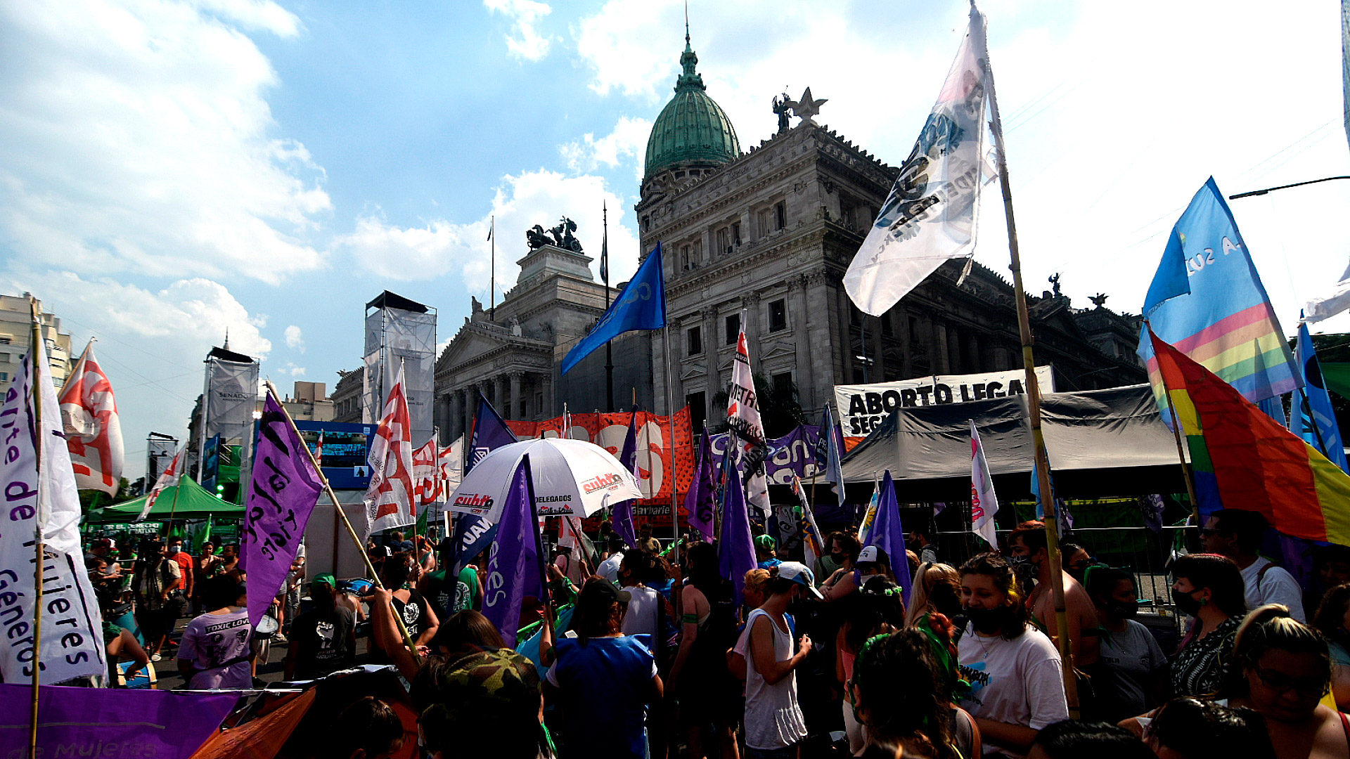Al igual que ocurrió durante el tratamiento del proyecto en Diputados, miles de personas se movilizaron frente al Congreso para manifestar su apoyo o rechazo a la norma