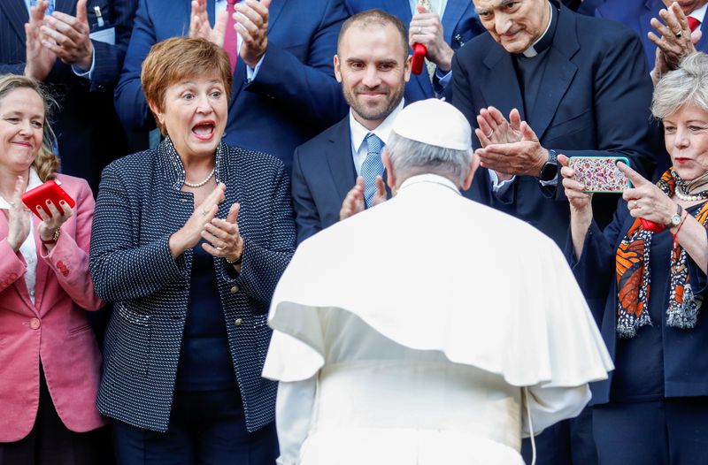 Georgieva y Guzmán, conmovidos ante el acercamiento del papa Francisco, que hizo las veces de Celestina política
 REUTERS/Remo Casilli