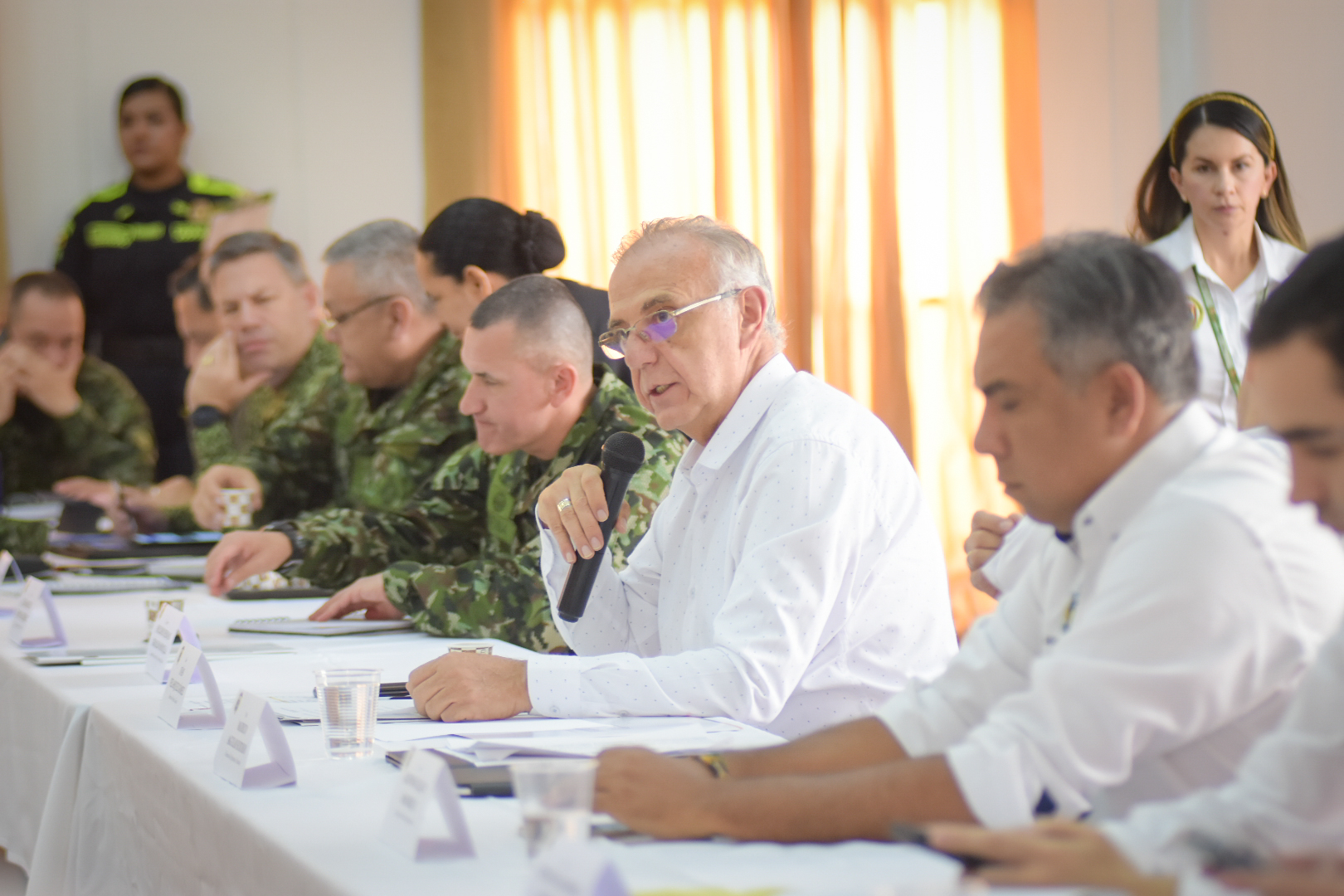 El ministro Valásquez lideró el consejo de seguridad en Barrancabermeja, desde donde ordenó disponer, para el Bajo Cauca, el Nordeste Antioqueño y el Sur de Córdoba, la presencia de 8.055 efectivos de las Fuerzas Militares y 4.500 de la Policía Nacional. Ministerio de Defensa.