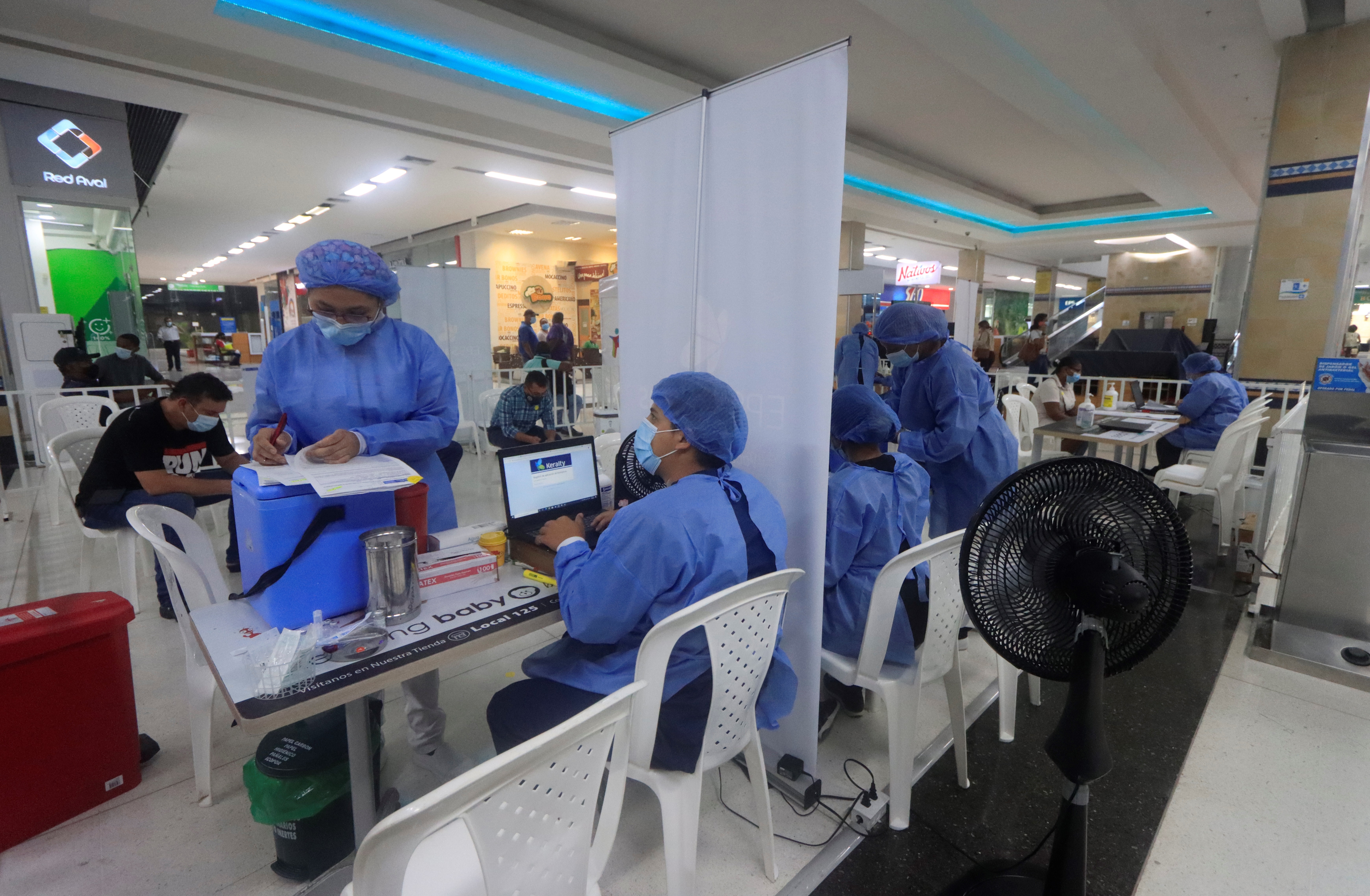 Enfermeras son vistas en una jornada de vacunación masiva en centros comerciales contra la COVID-19, con la que las autoridades de salud buscan combatir el avance de la enfermedad en Cartagena (Colombia). EFE/ Ricardo Maldonado Rozo/Archivo
