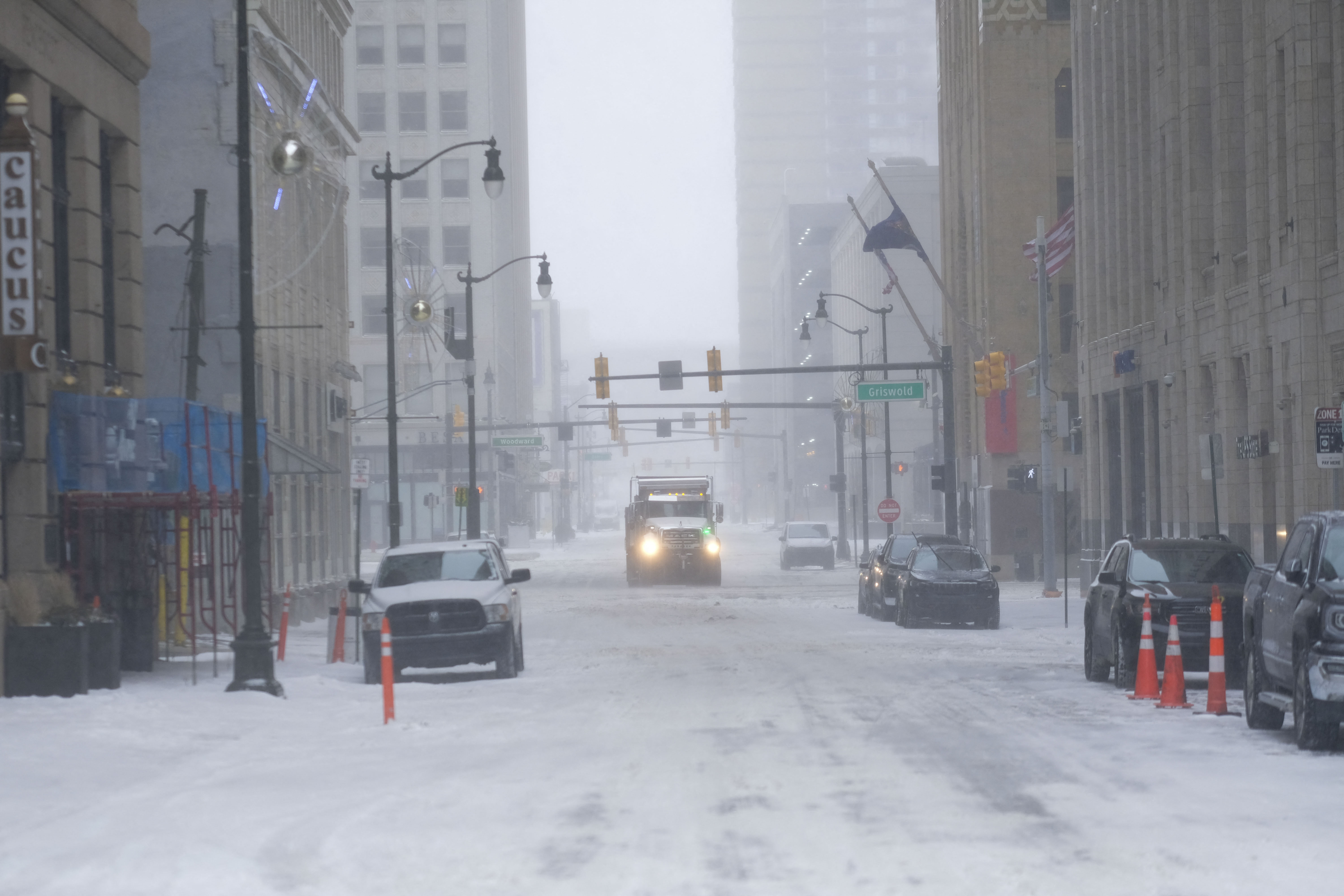 ehículos quitanieves tratan de despejar las carreteras en el centro de Detroit el 23 de diciembre de 2022 en Detroit, Estados Unidos (AFP)