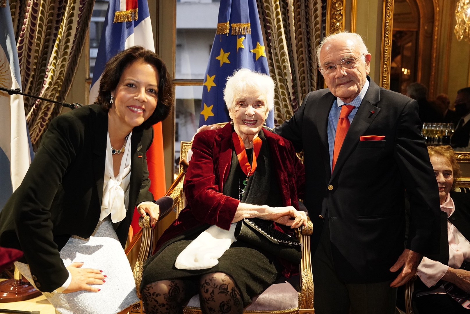 La titular del Club Político Argentino e histórica militante por los derechos humanos fue condecorada por la embajadora de la República de Francia en Argentina, Claudia Scherer-Effosse