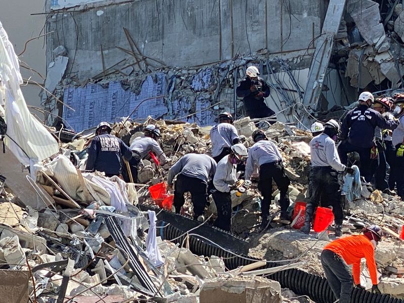 Personal de rescate trabaja en la escena del colapso parcial del condominio Champlain South Towers en Surfside, cerca de Miami Beach, (FOTO: cortesía de Florida Task Force 3, vía REUTERS)