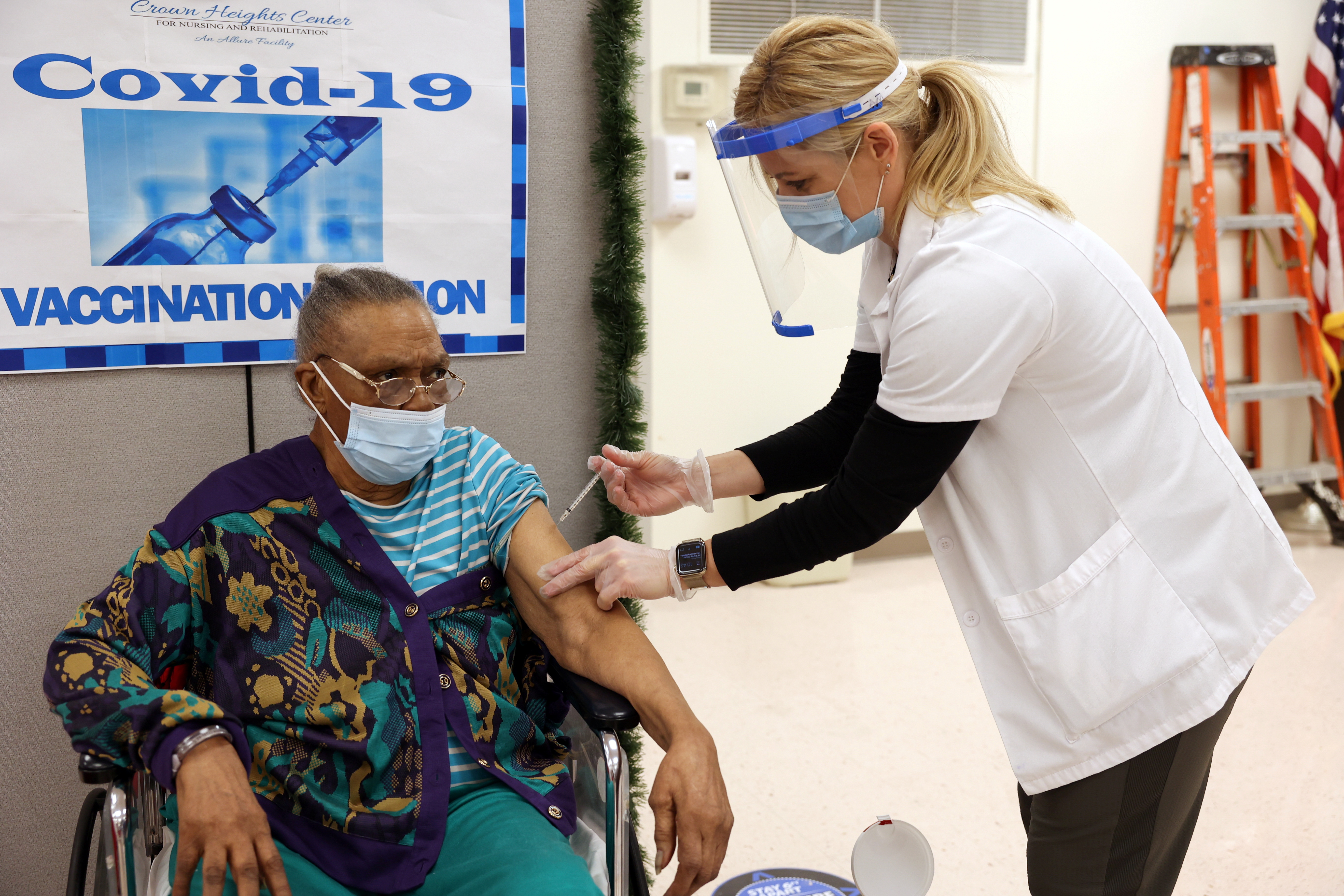 Una adulta mayor es vacunada en una farmacia de Brooklyn en New York. REUTERS/Yuki Iwamura
