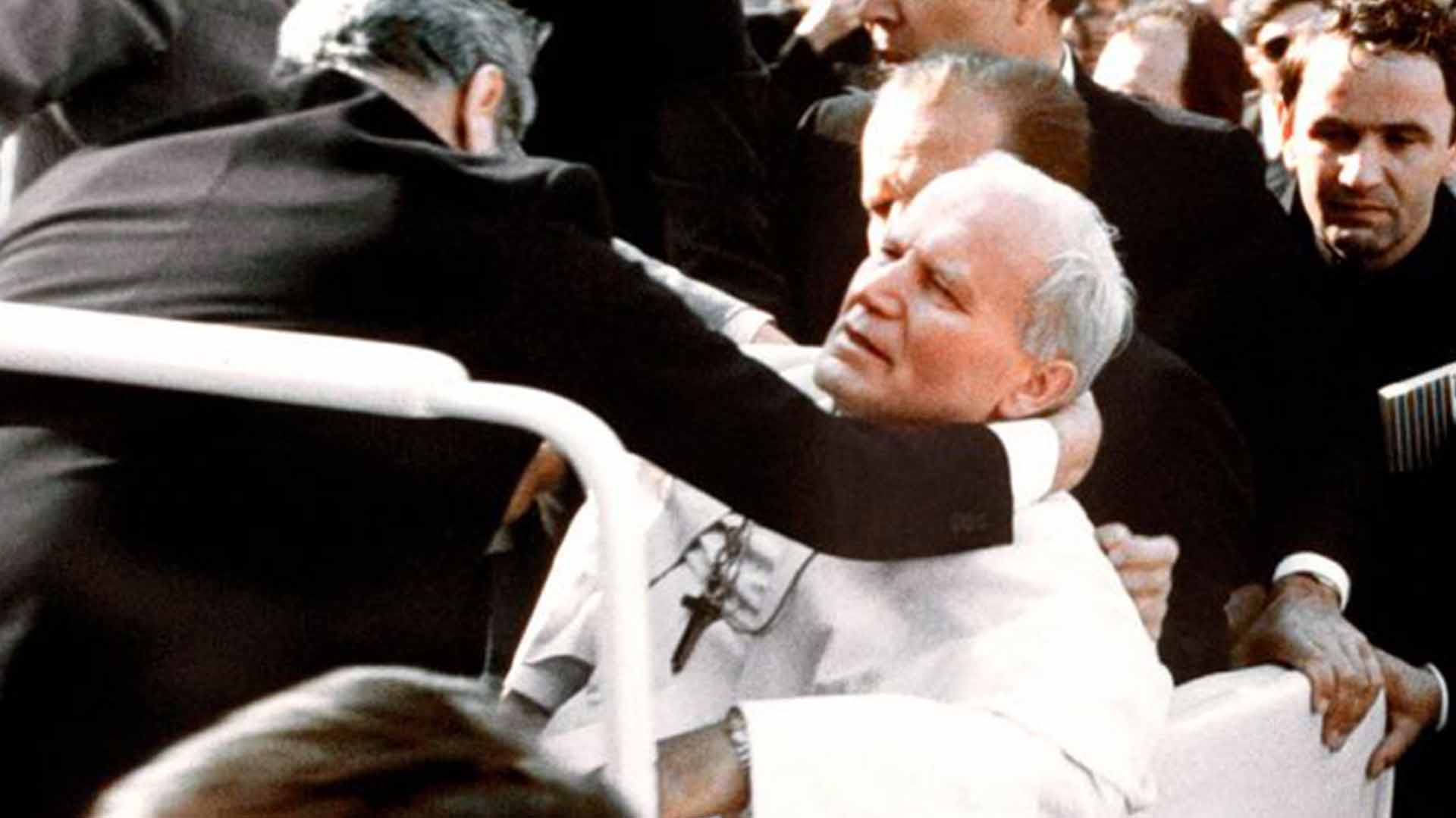 13 de mayo de 1981. Plaza de San Pedro. El papa Juan Pablo II acaba de recibir un balazo en el costado y se derrumba dentro del vehículo en el que paseaba entre la multitud