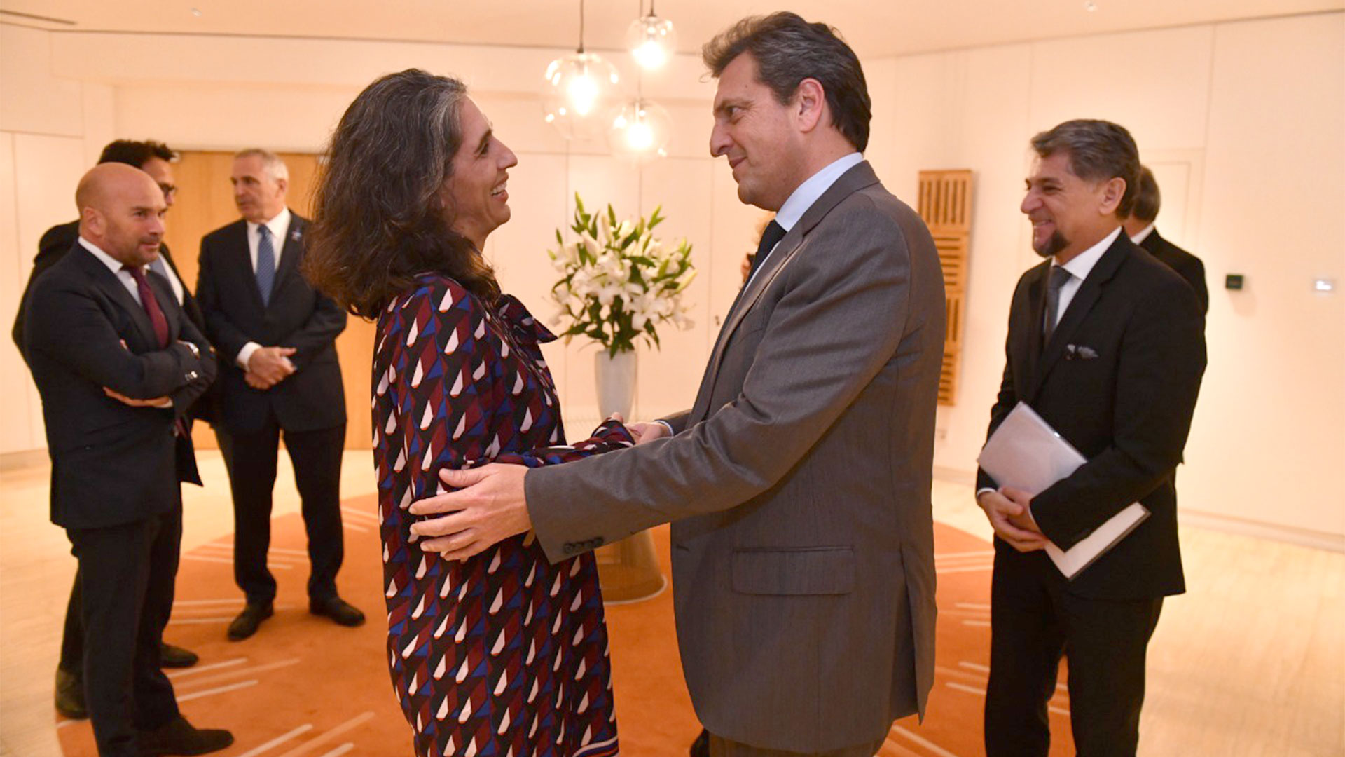 Massa, saludando a la embajadora de Francia, Claudia Scherer-Effosse. El Club de París es un destino clave de su próxima agenda de viajes
