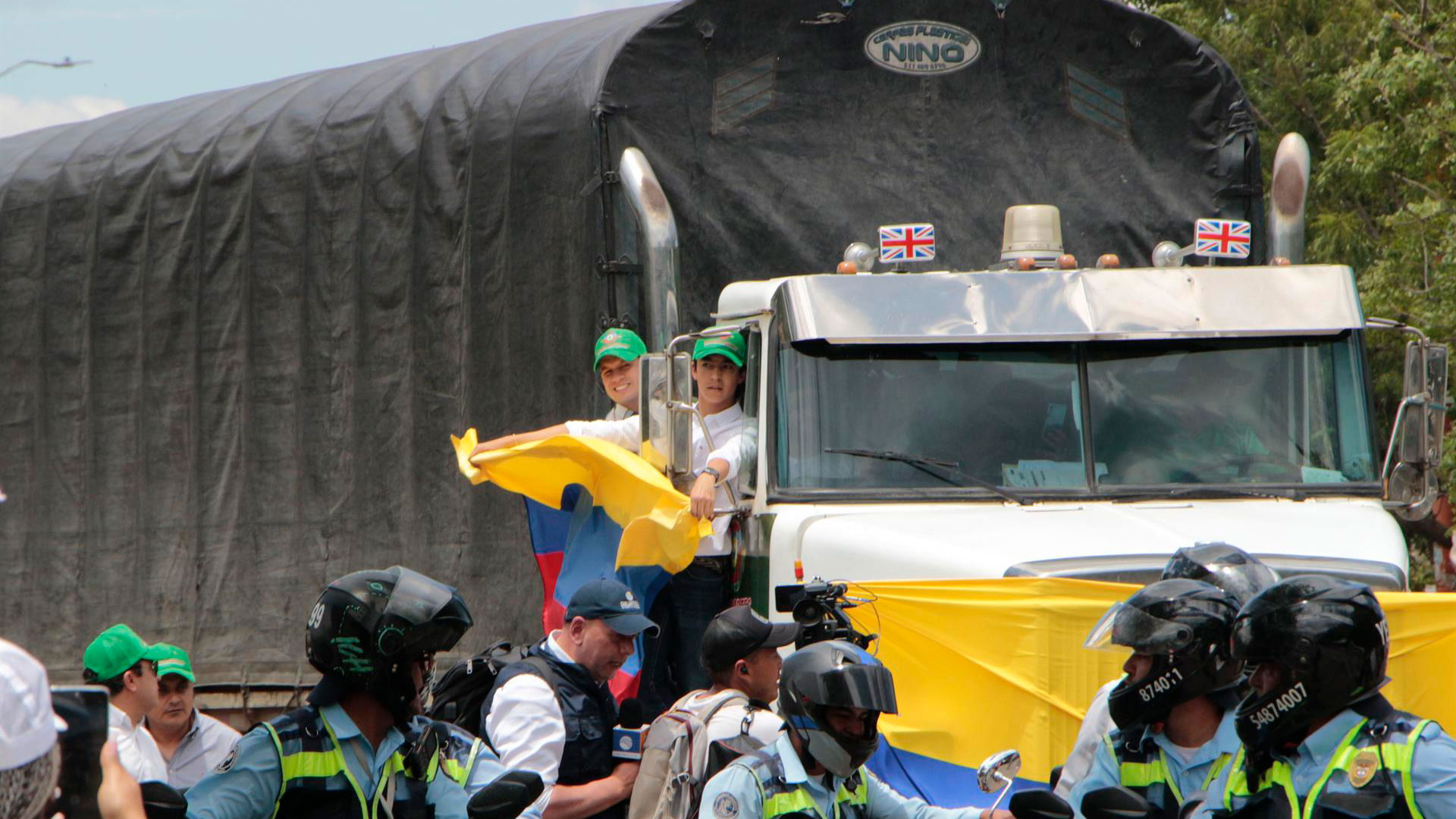 Uno de los camiones con banderas de Venezuela y Colombia (EFE)