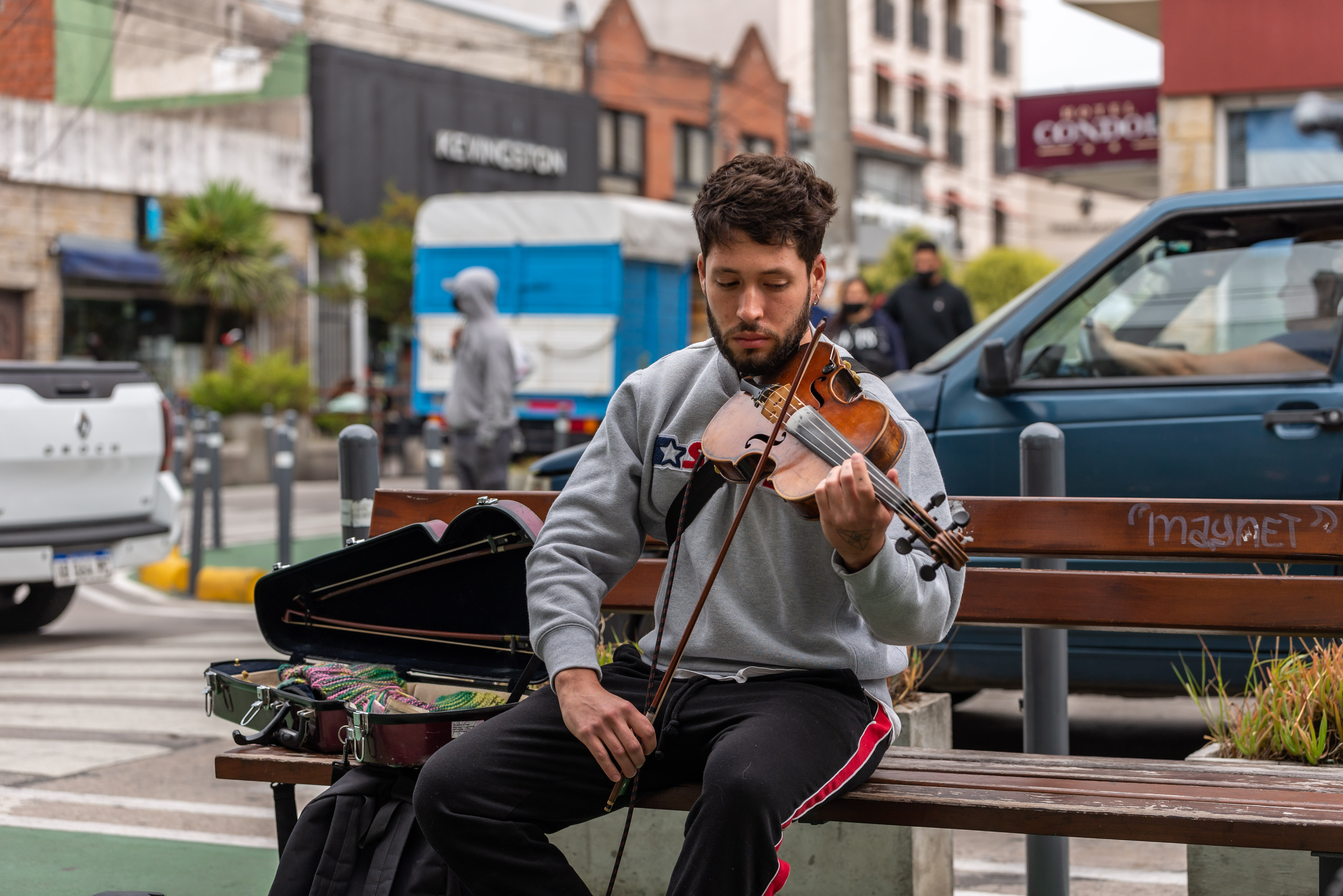 Camilo Martínez toca su violín en la esquina de la transitada calle Güemes