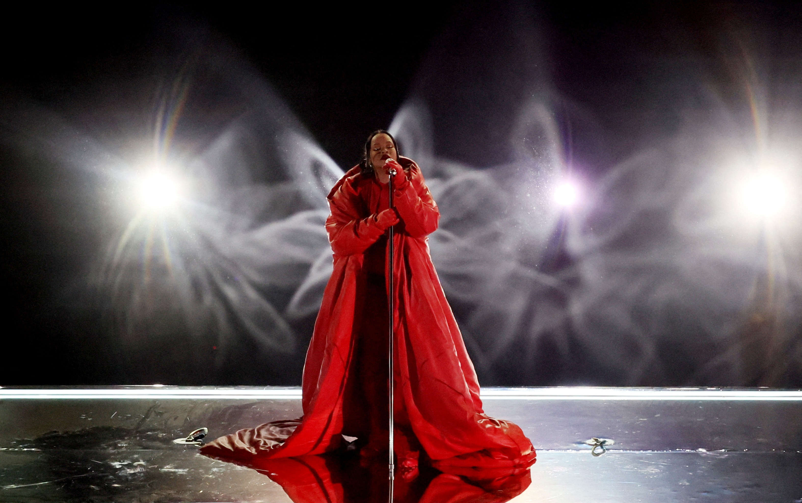 El impresionante abrigo rojo que Rihanna usó en el Super Bowl tiene un significado conmovedor