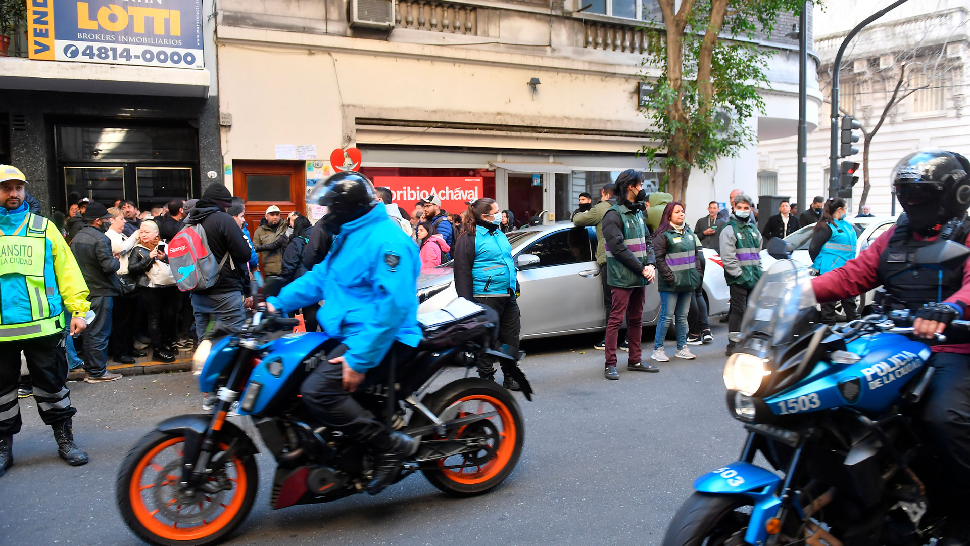 Policías, agentes de tránsito e inspectores, esta mañana frente a la casa de Cristina Kirchner pese al fallo del juez Gallardo (Maximiliano Luna)