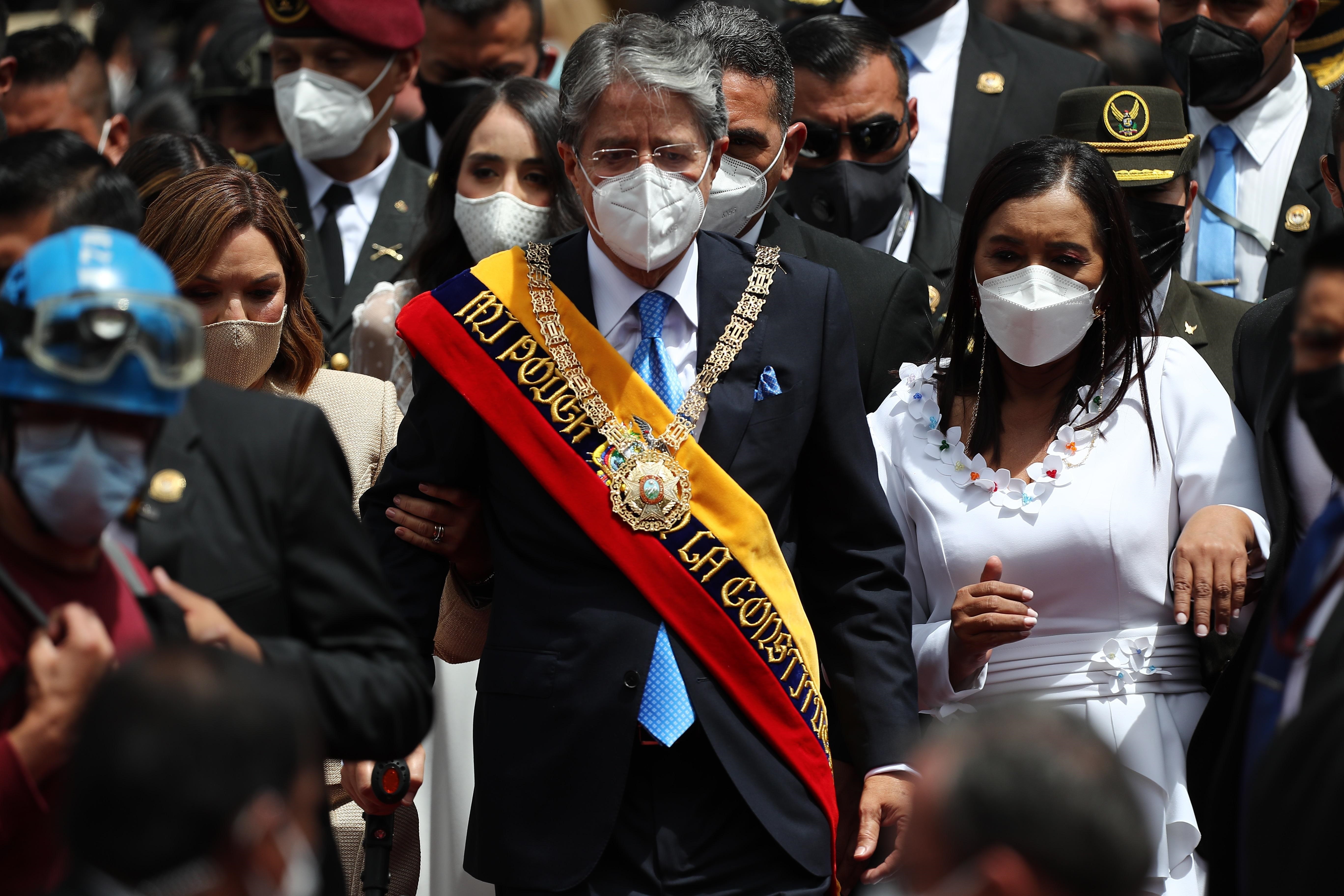 El nuevo presidente de Ecuador, Guillermo Lasso (c), fue registrado  junto a su familia, luego de su investidura, en Quito (Ecuador). EFE/José Jácome

