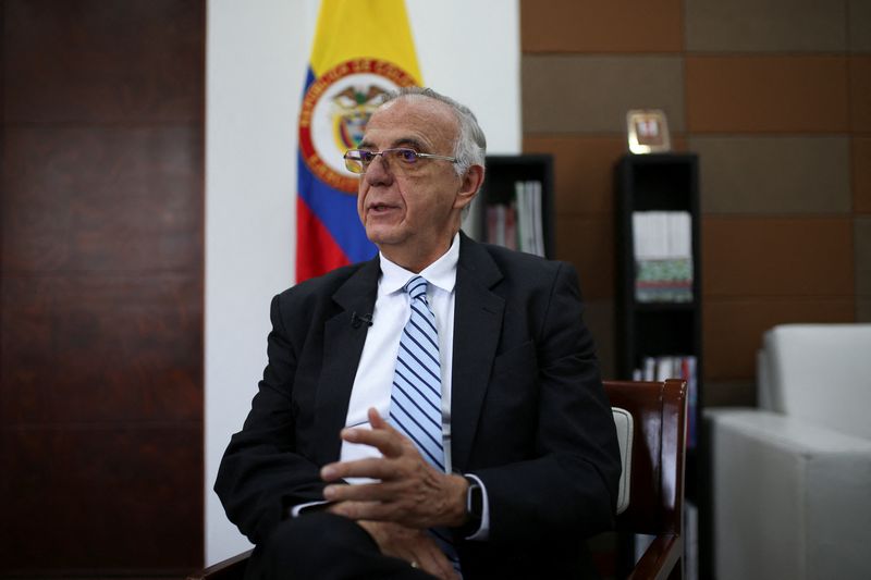 Ministro Iván Velásquez viajará a Venezuela para reunirse con Vladimir Padrino
