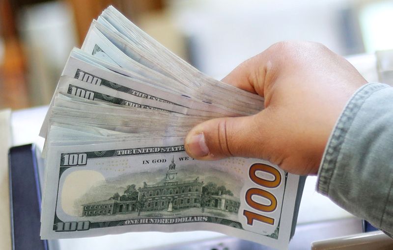 Los billetes de dólar más modernos se pagan más en las cuevas y financieras de la City. REUTERS