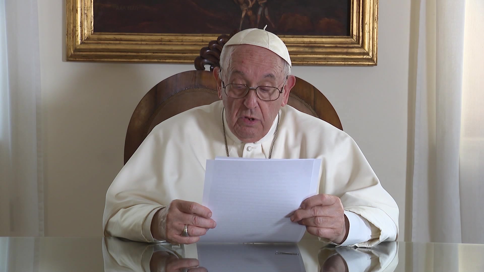 El papa Francisco leyendo un comunicado 