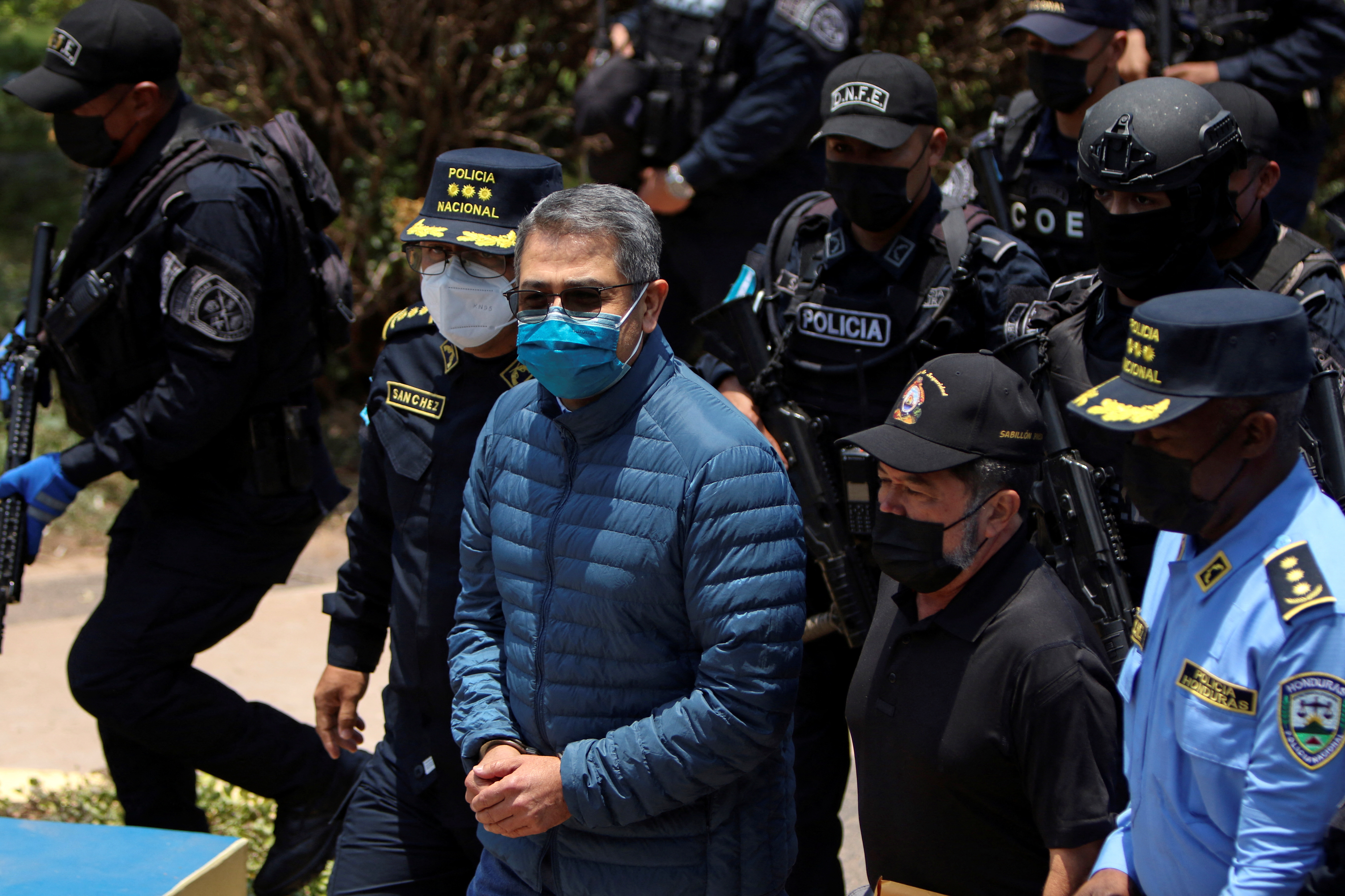Juan Orlando Hernandez escoltado por la policía (REUTERS/Jonathan Lazo)