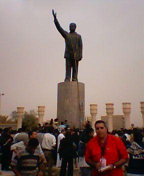 Gustavo Sierra, entonces corresponsal de Clarín, en la plaza de Firdos, el 9 de abril de 2003, un momento antes de la caída de la estatua de Saddam.