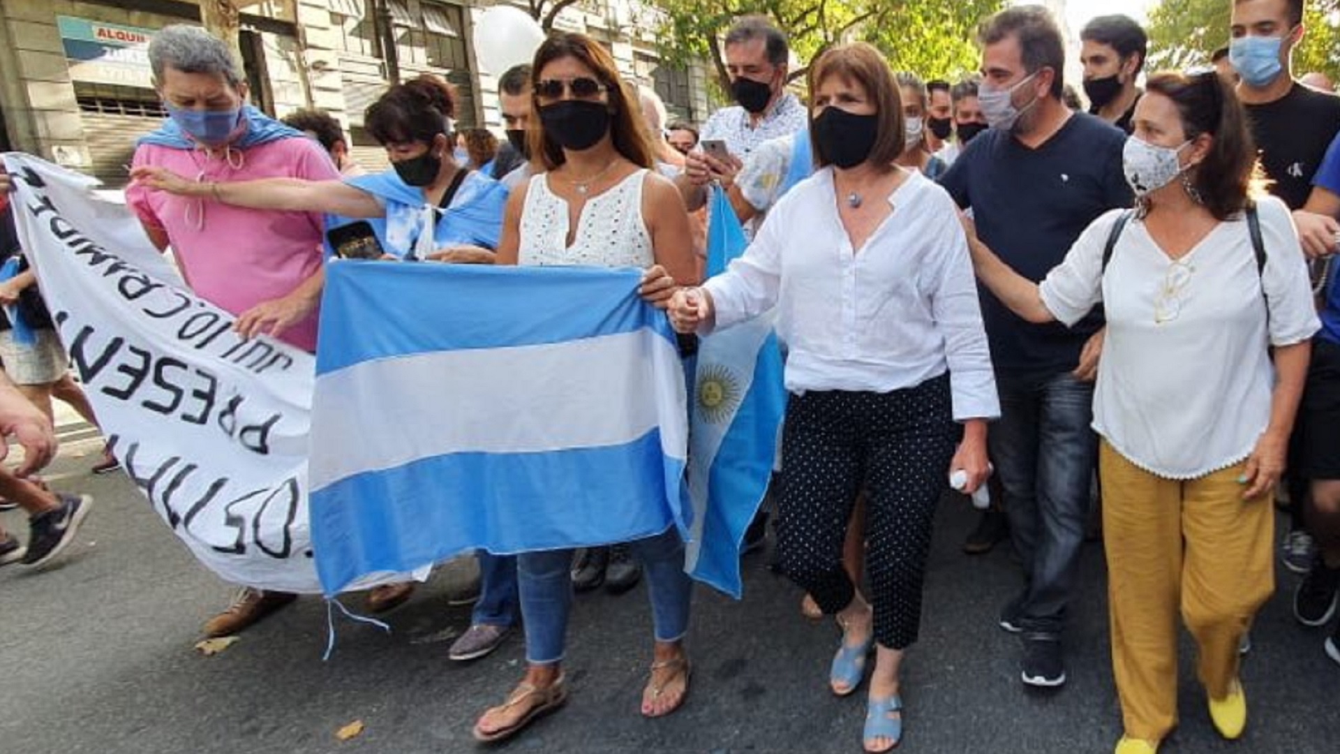 “Comenzamos a marchar junto a miles de argentinos en todo el país. #27FYoVoy”, publicó Bullrich.