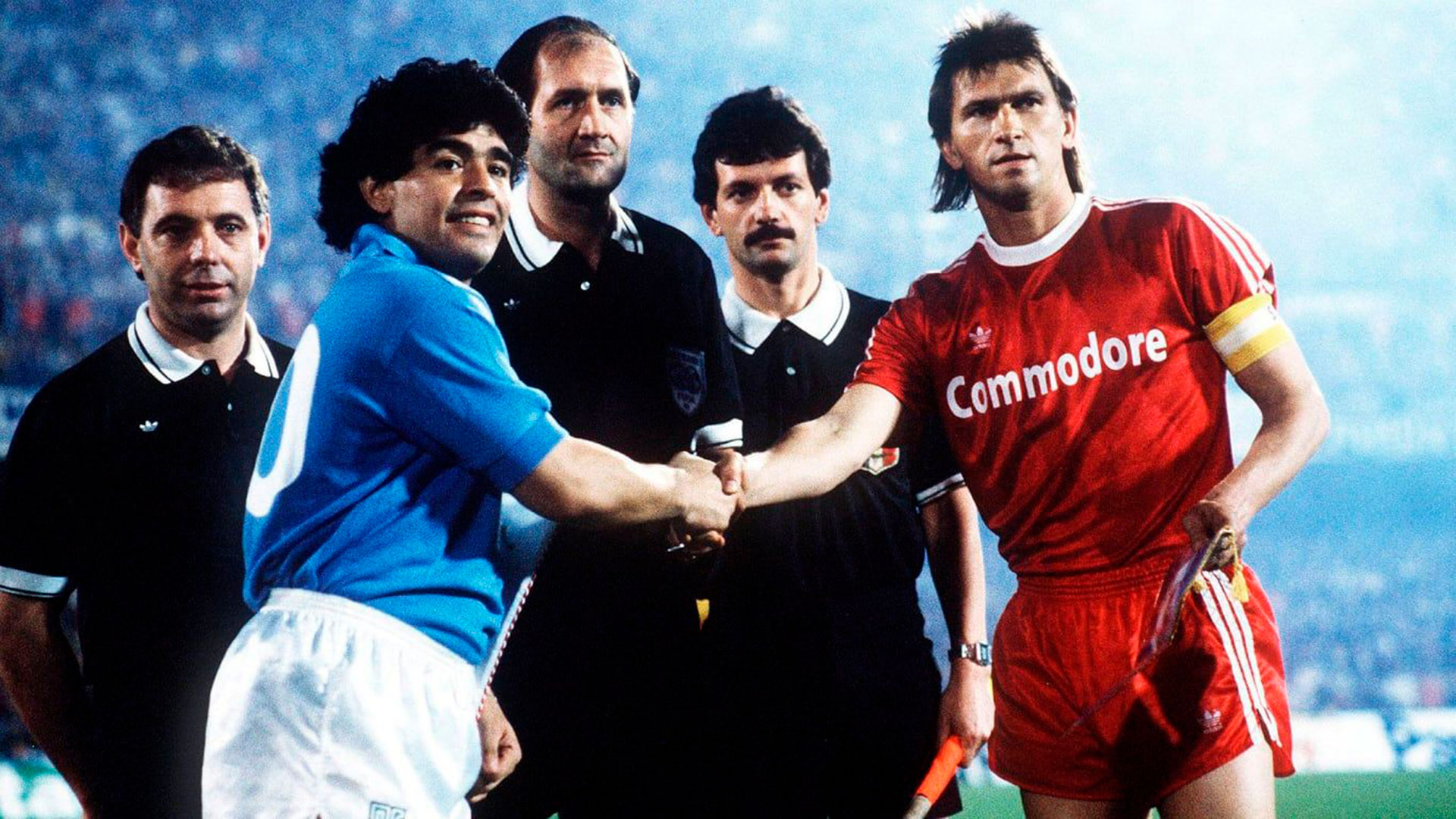 Maradona, capitán del Napoli, en semifinal europea frente al Bayern Munich